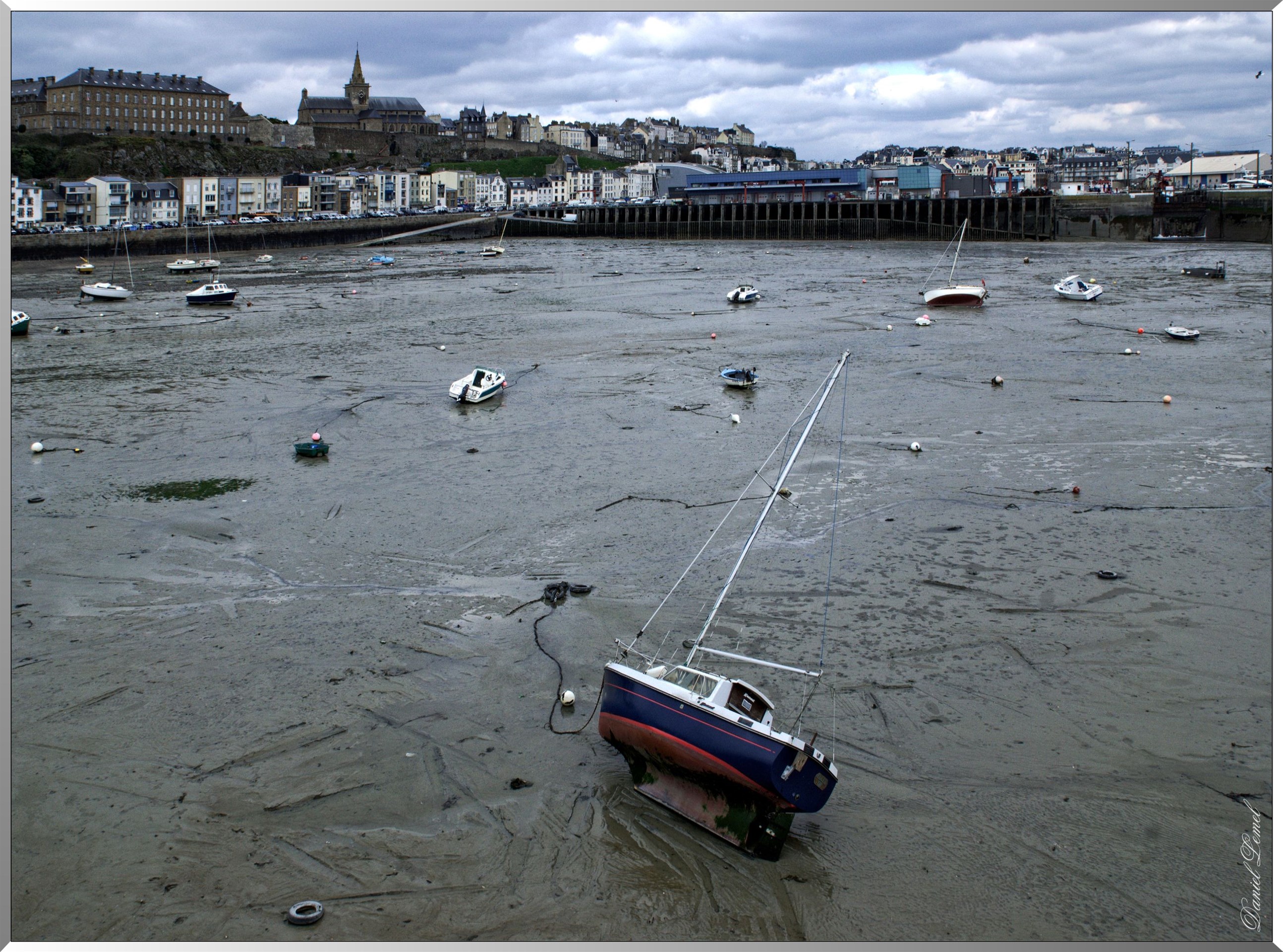 Avant port et église Notre-Dame à marée basse