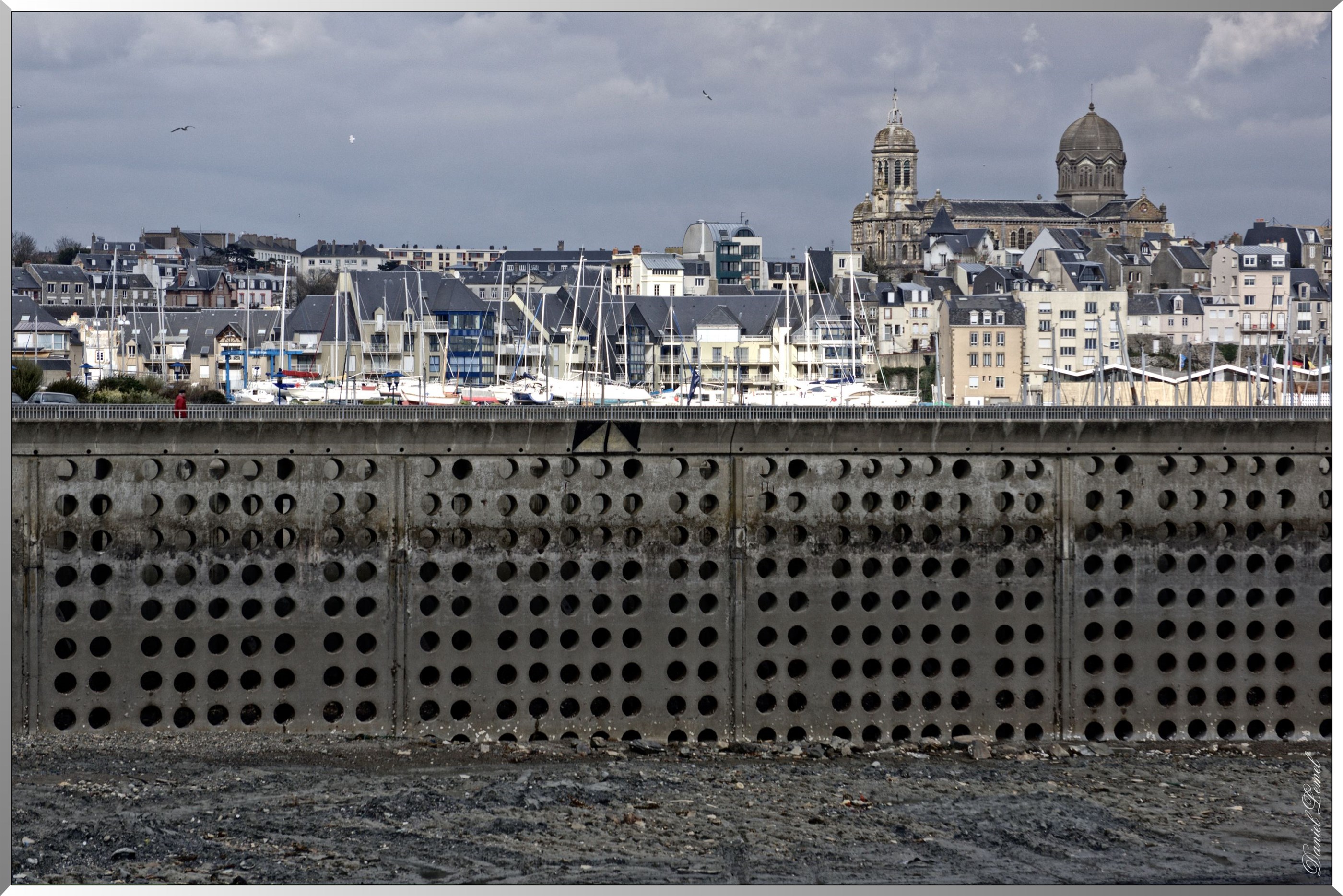 Digue principale à marée basse