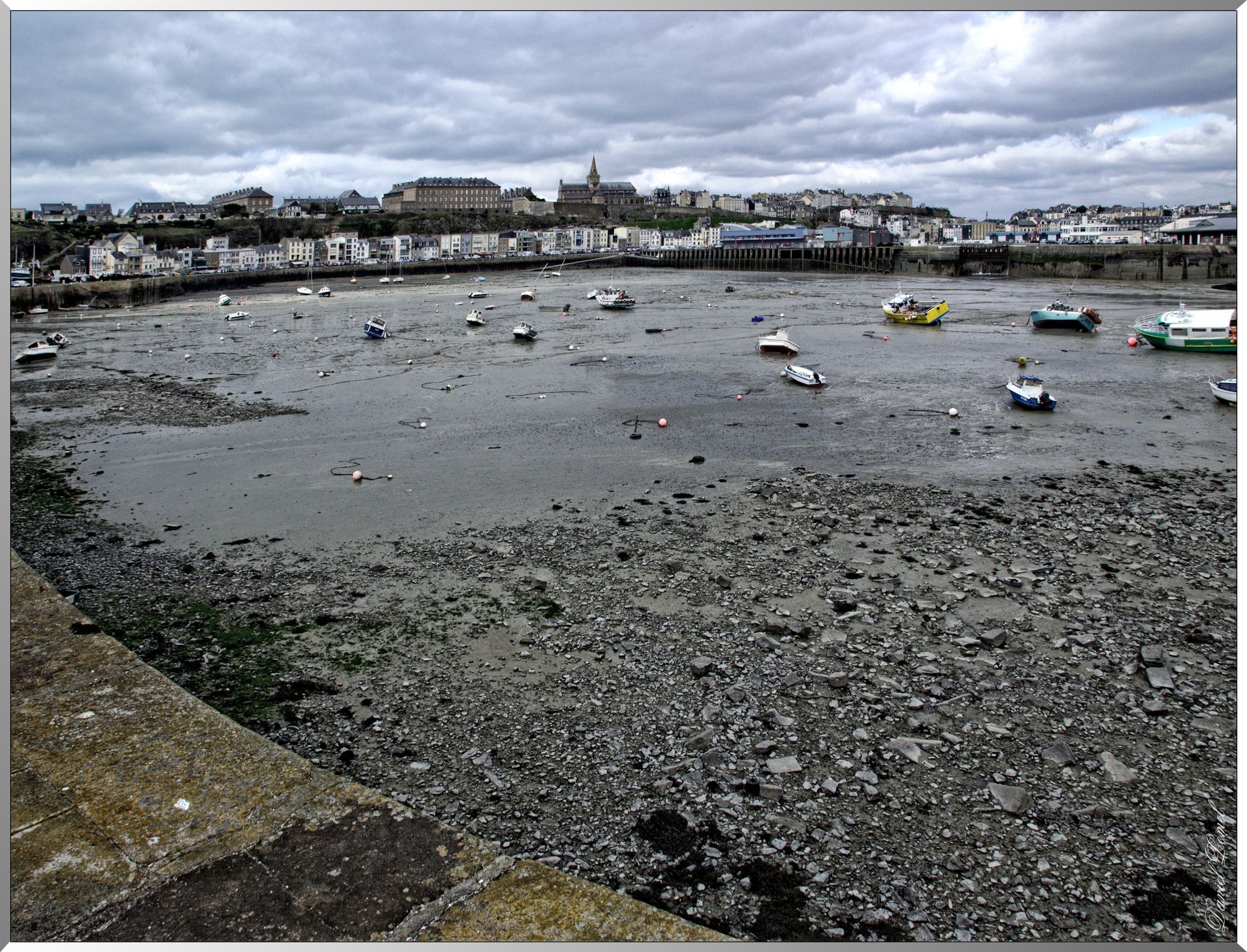Avant port et église Notre-Dame à marée basse