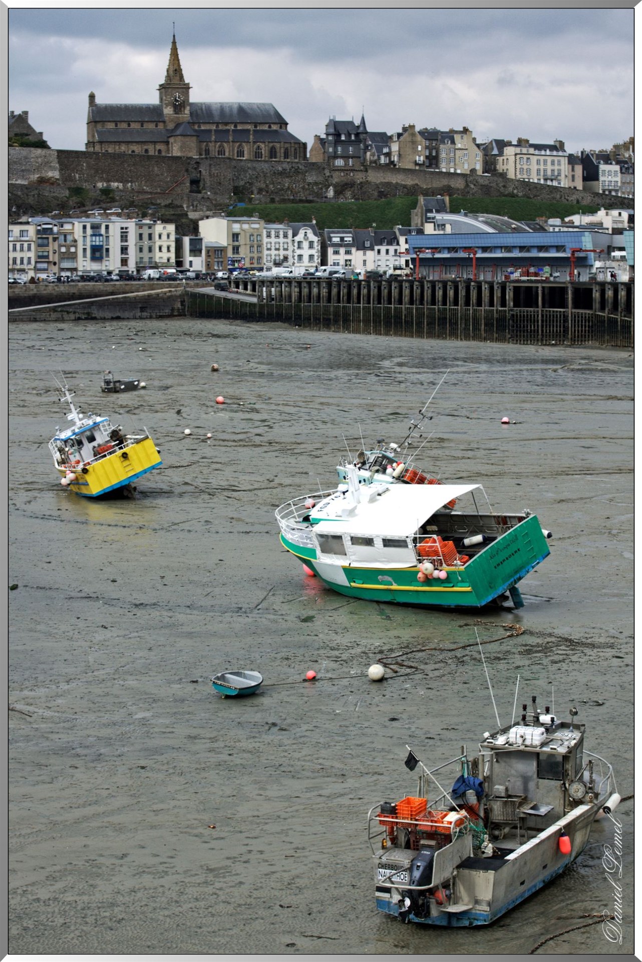 Avant port et église Notre-Dame à marée basse