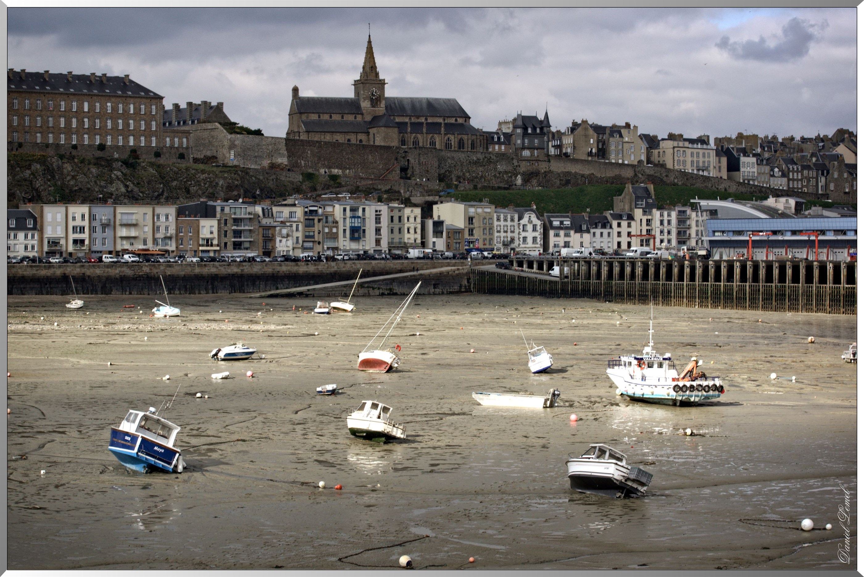 Avant port et église Notre-Dame à marée basse