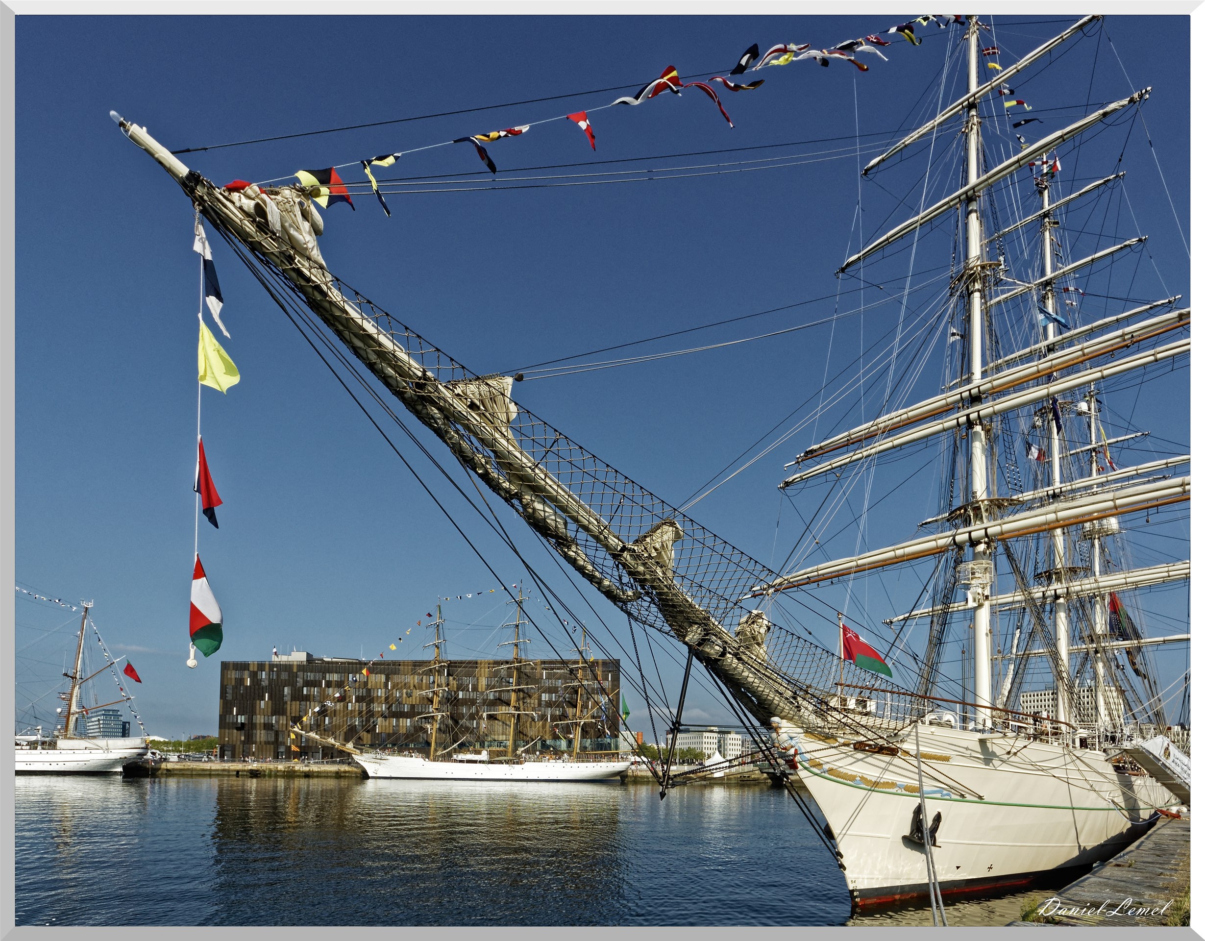 Le Shabab Oman II - Au loin le Alexender Von Humboldt II