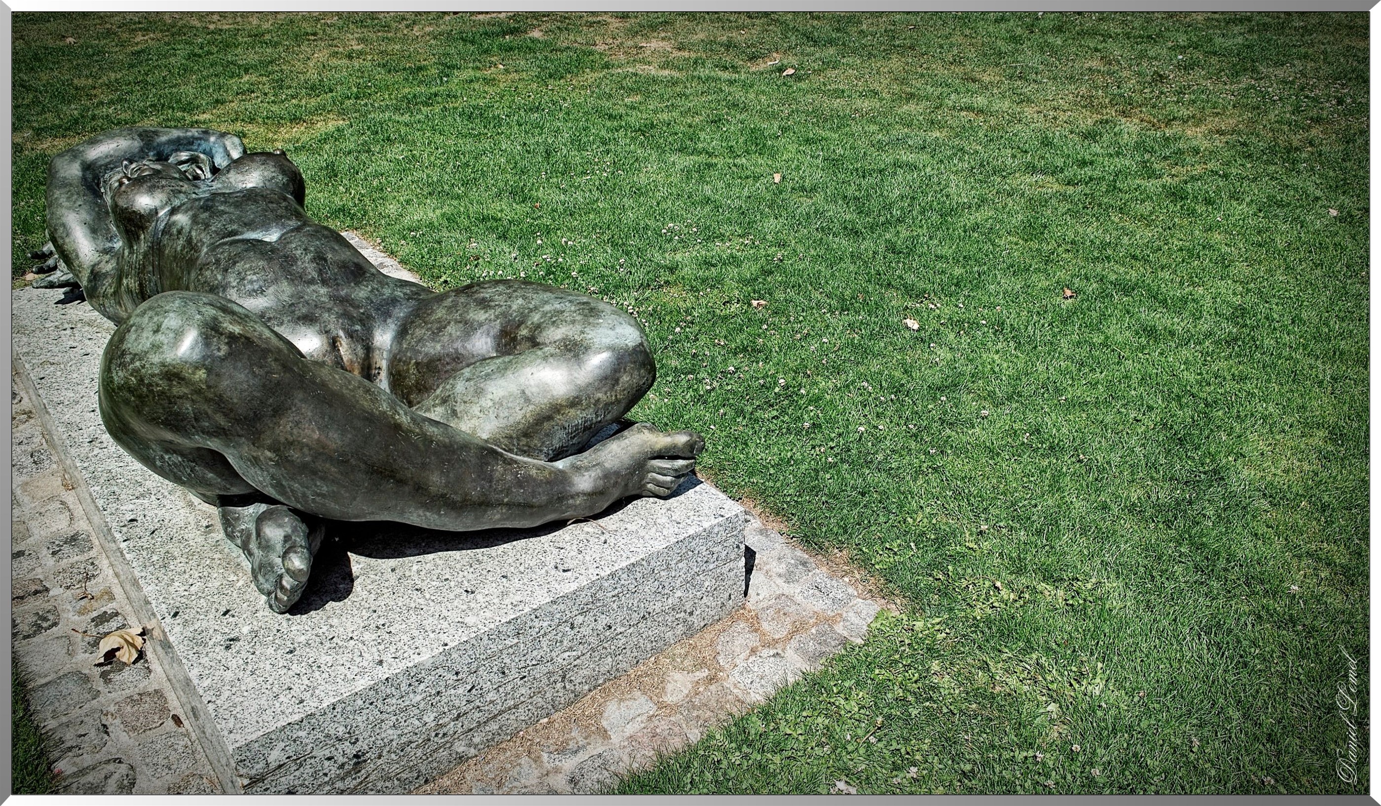 Avenue Foch Statue de la femme nue couchee