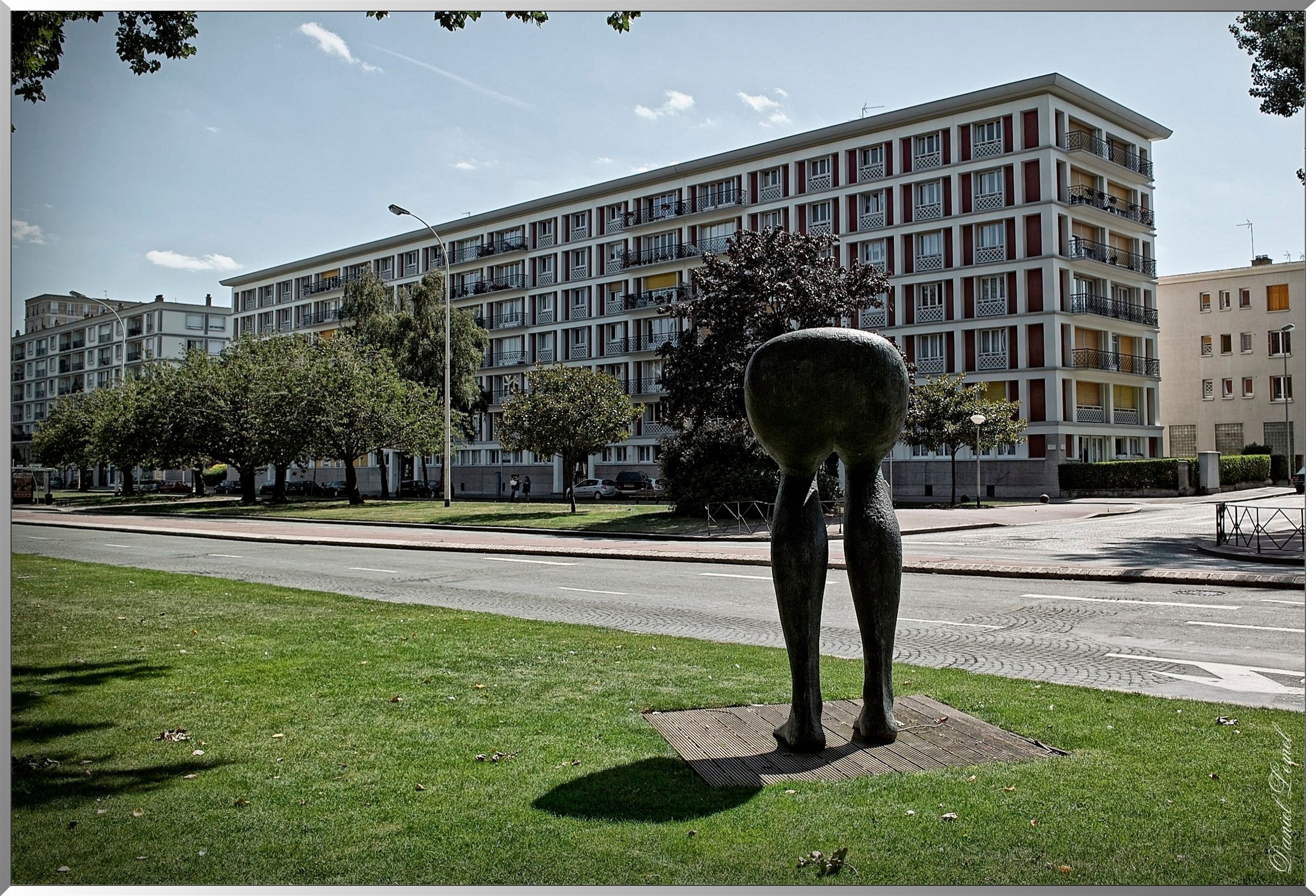 Avenue Foch Statue des jambes