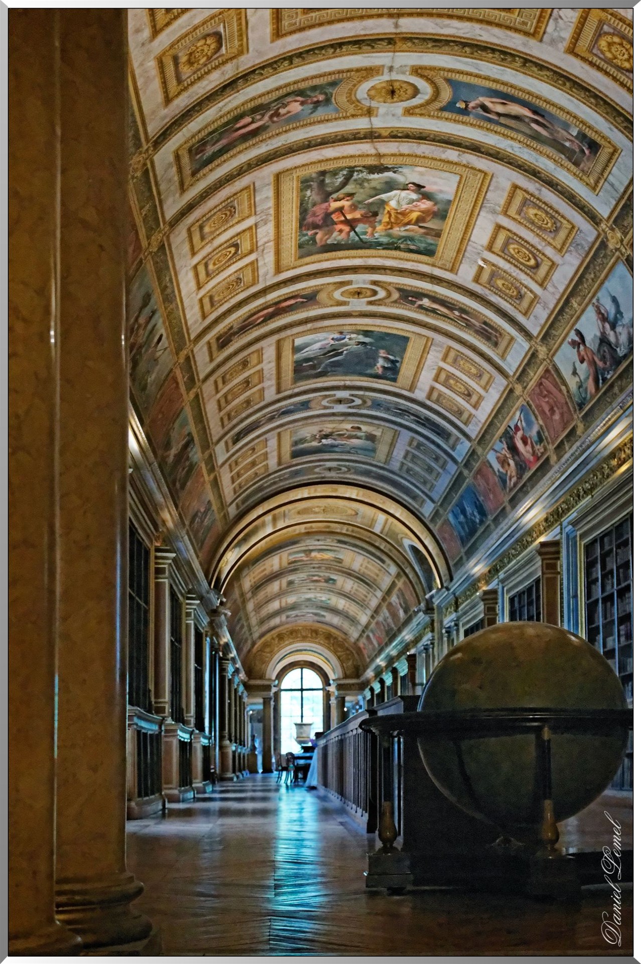 La bibliotheque du chateau installee dans la galerie de Diane