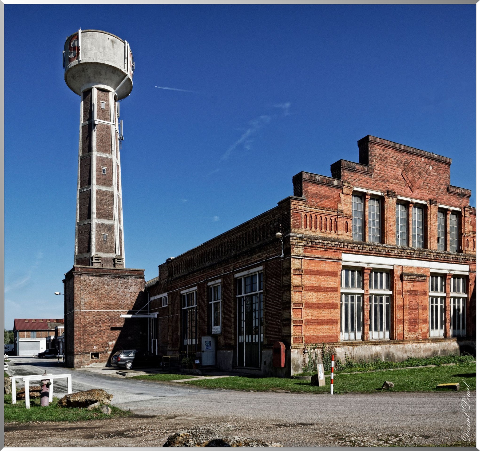 Bâtiments et château d'eau