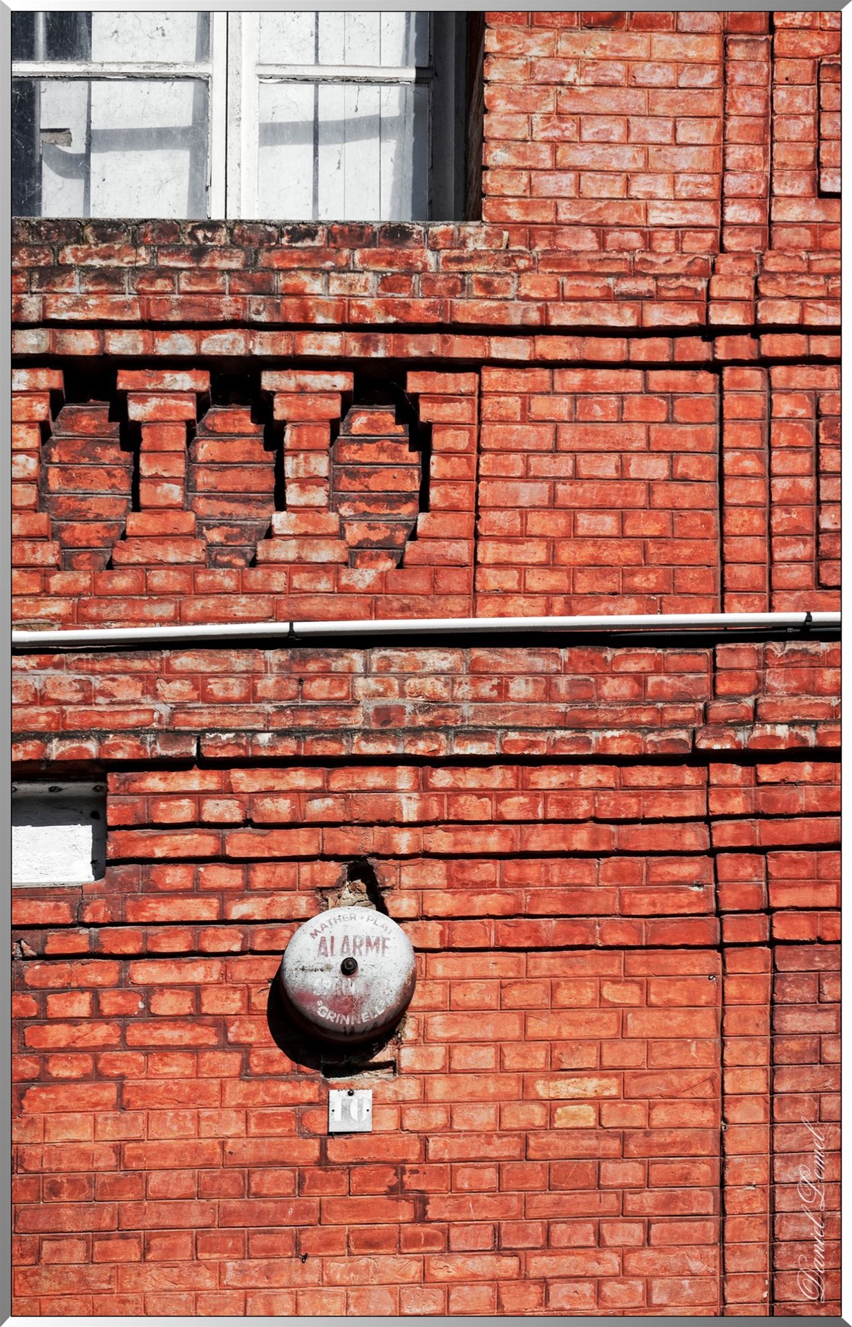 Mur en brique et alarme