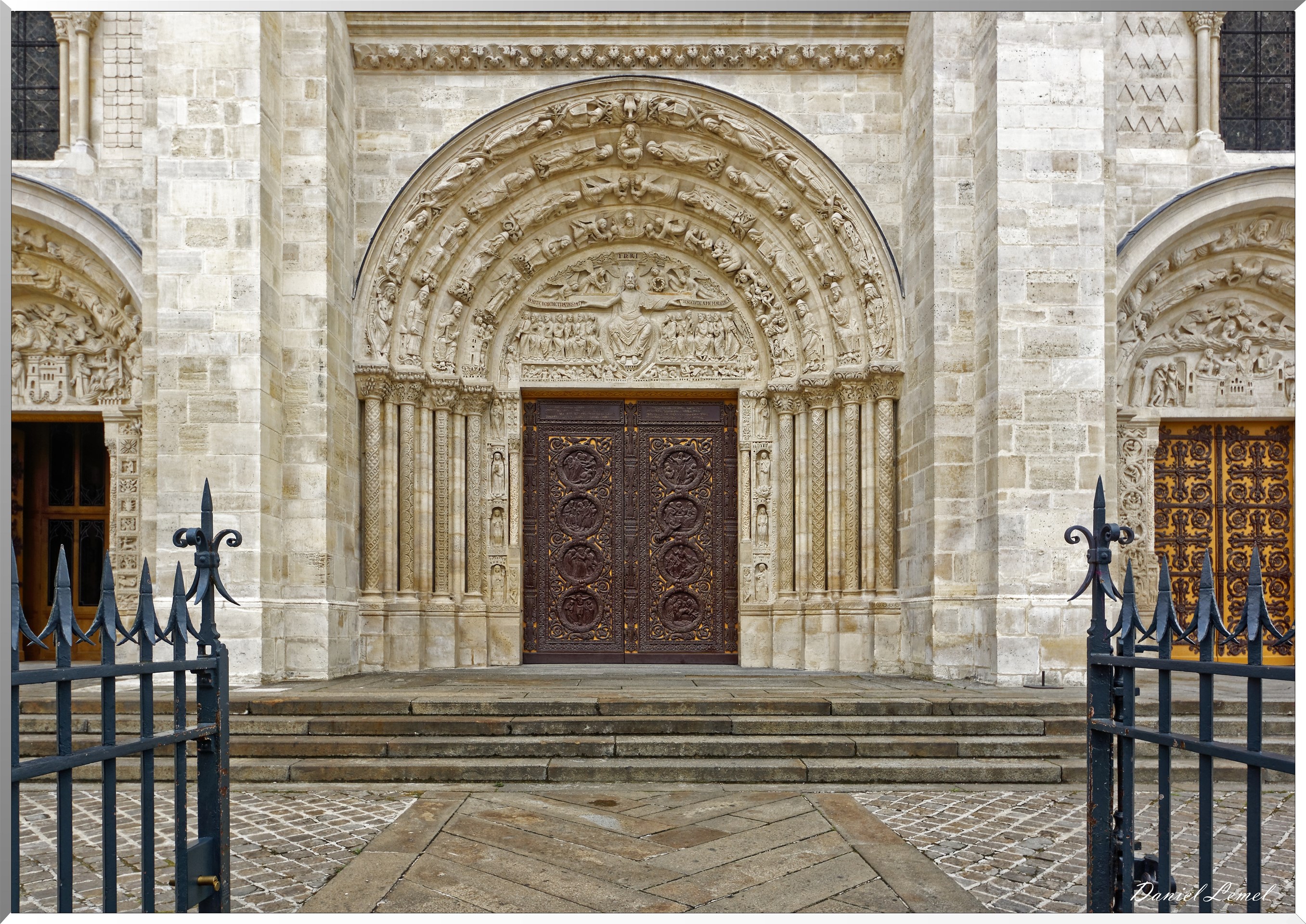 Tympan de la porte centrale