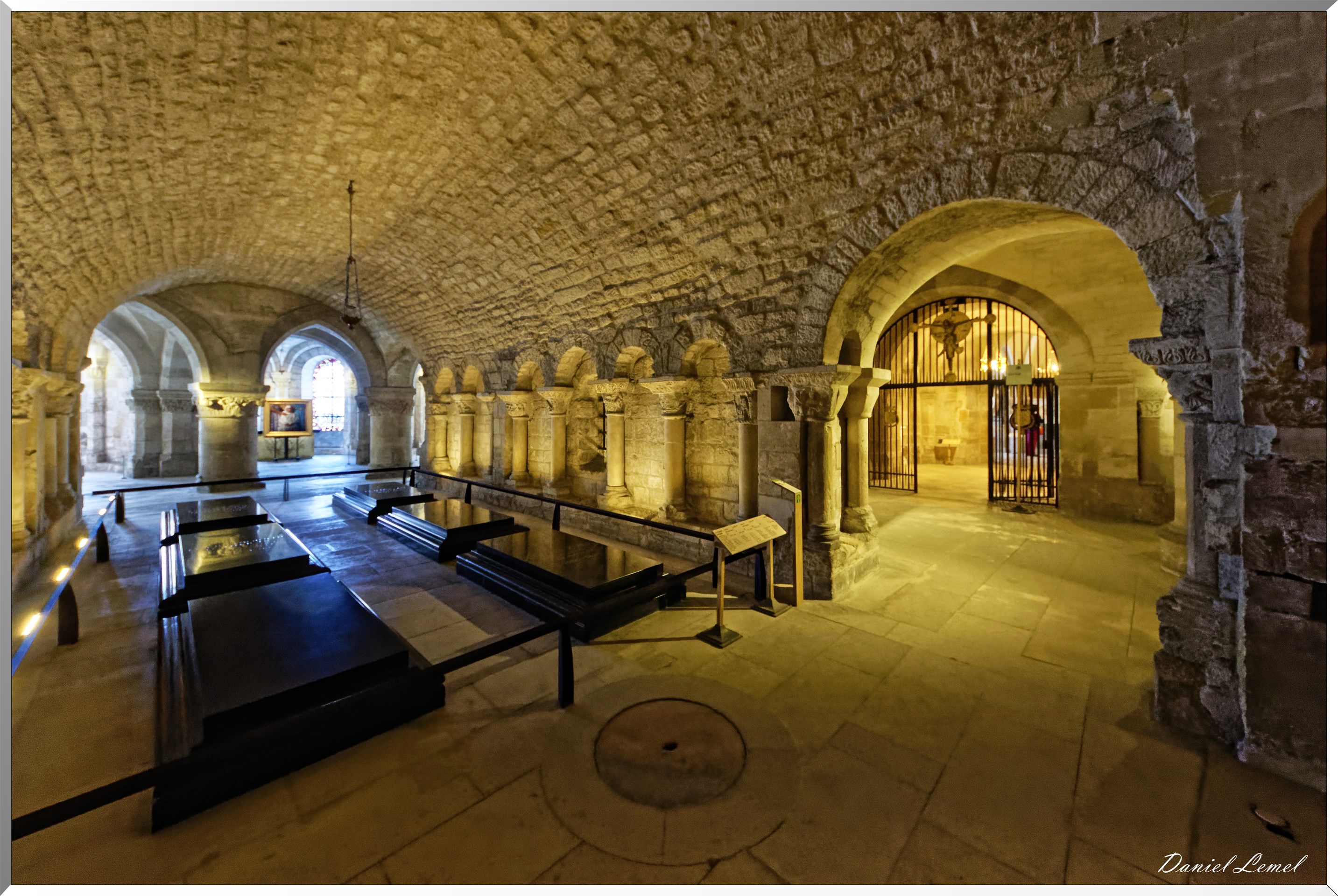 Les dalles funéraires dans le caveau des Bourbon