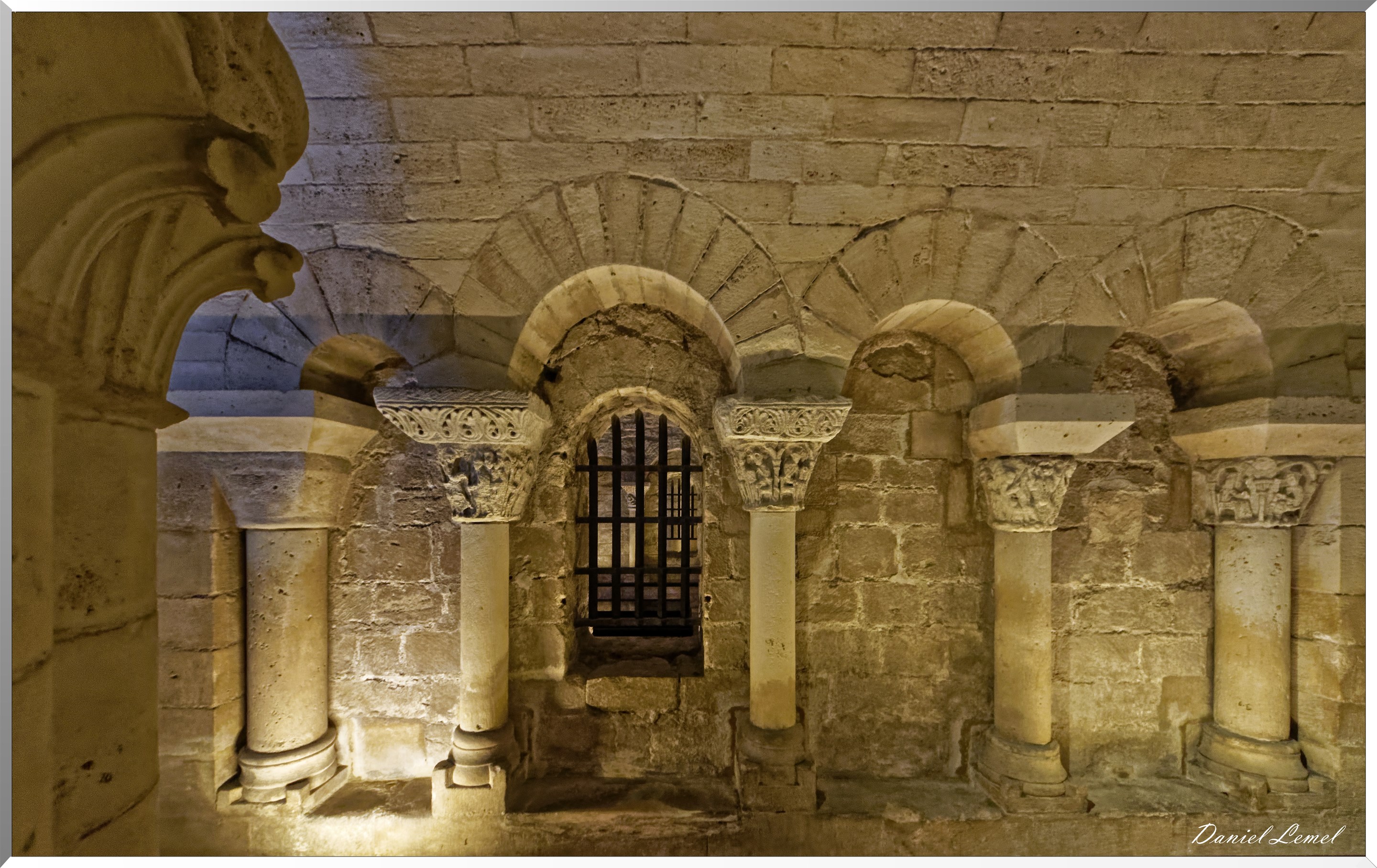 Les murs et les chapiteaux de la crypte de Suger