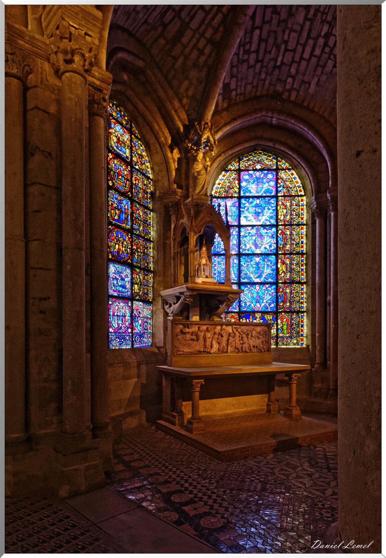 La chapelle de la Vierge et ses baies jumelles sur l'Enfance du Christ et l'Arbre de Jessé