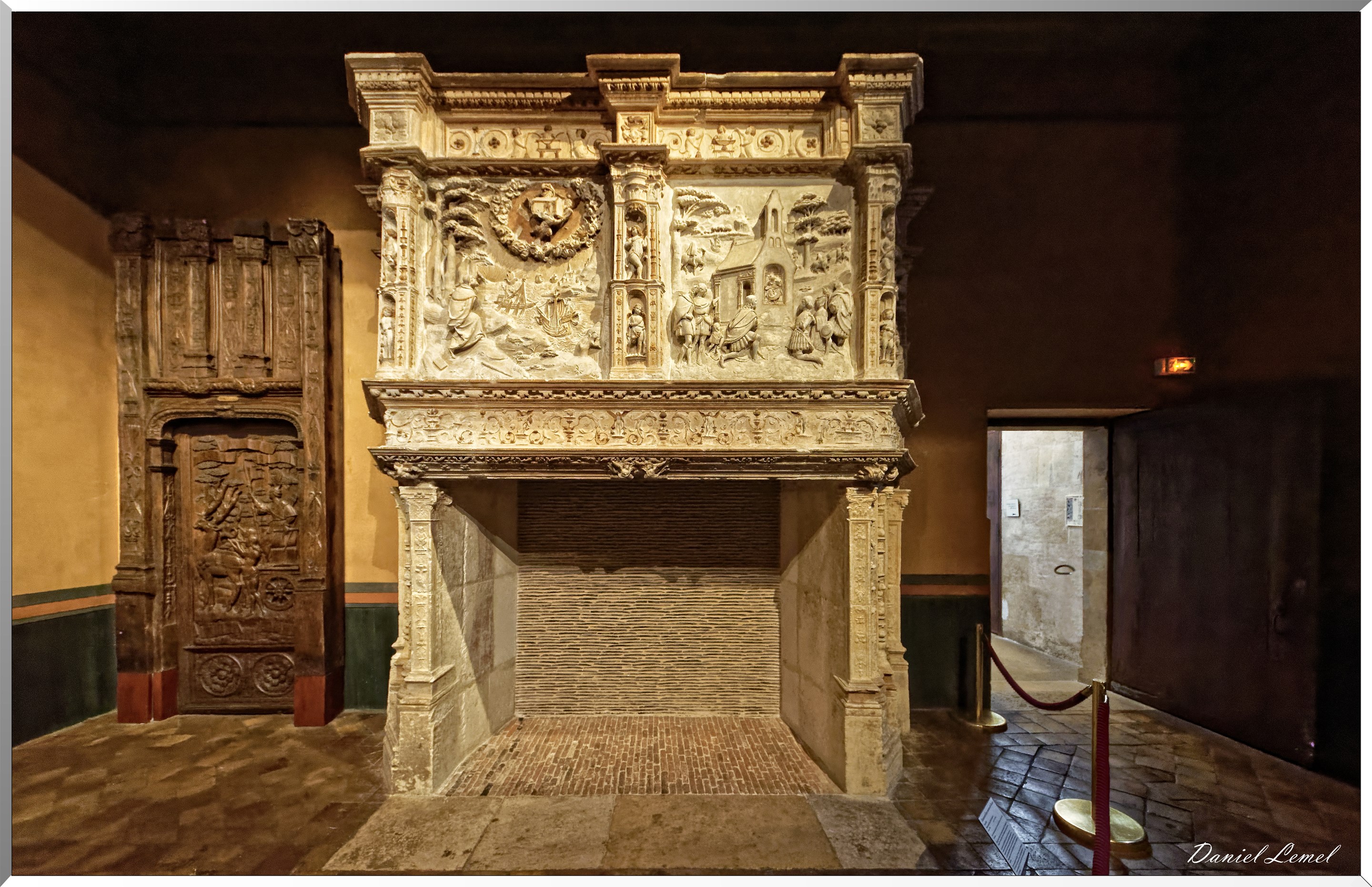 cheminées de pierre sculptée