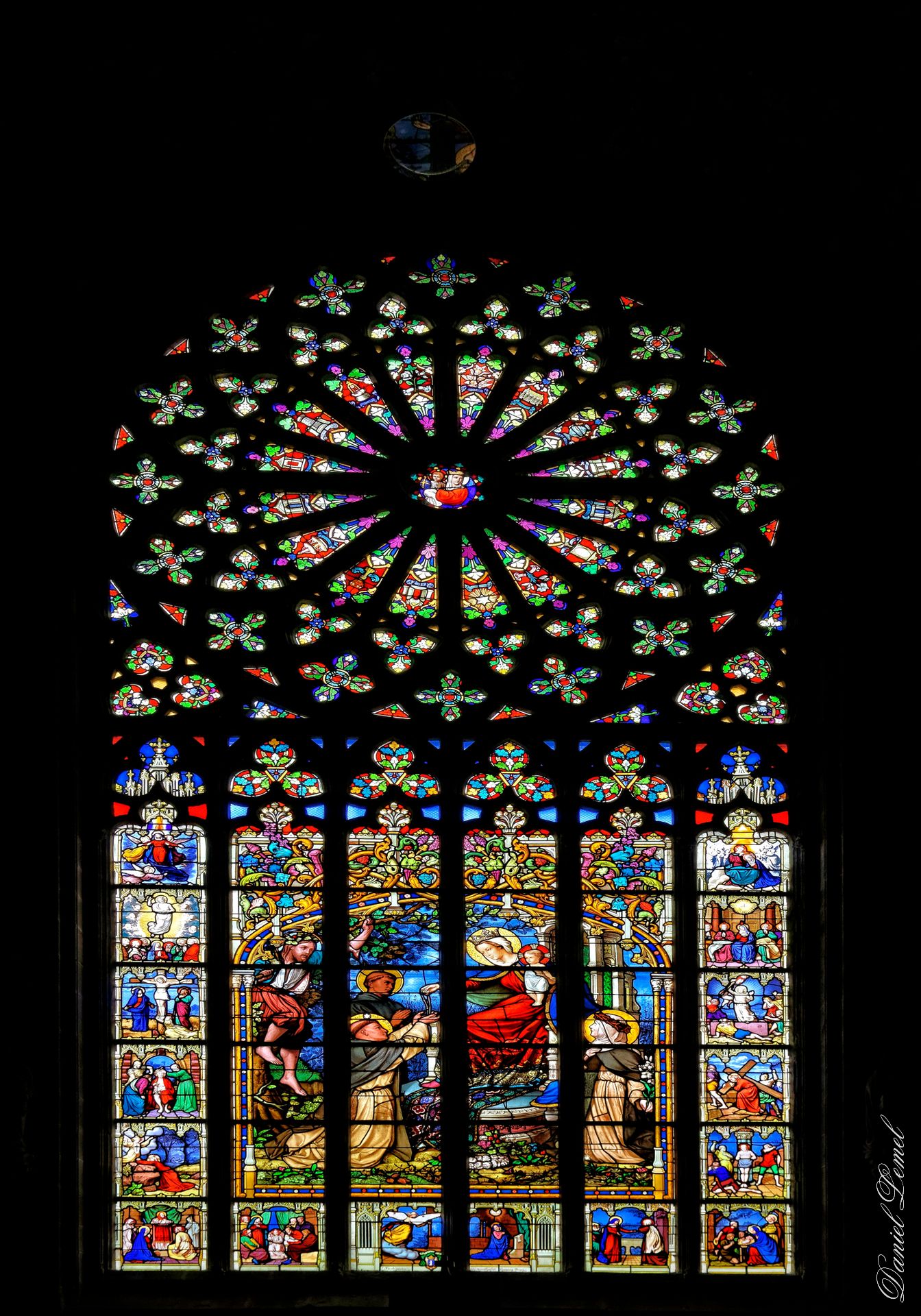 Vitrail au dessus du maître autel