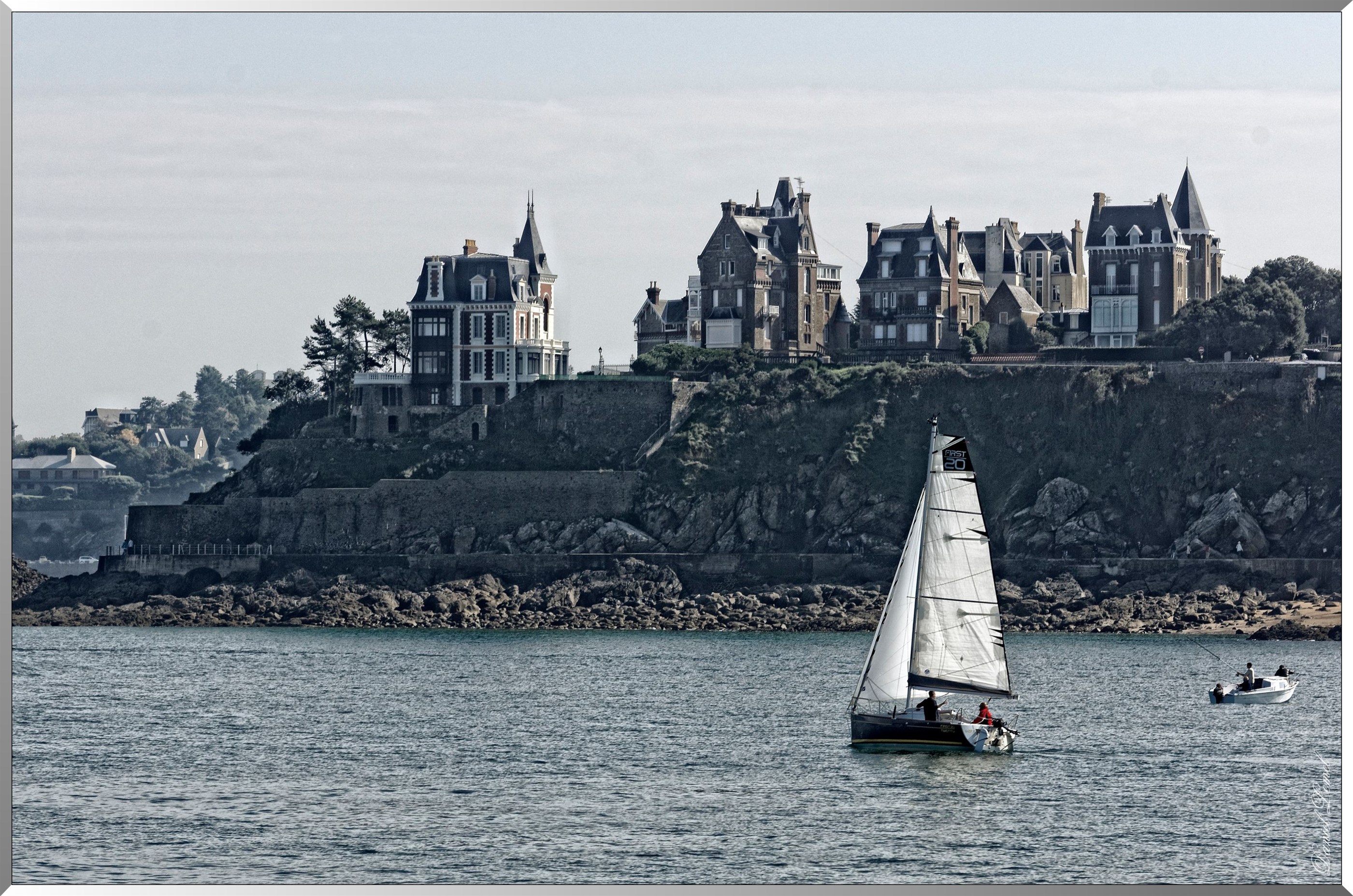 Maisons bourgeoises et voilier