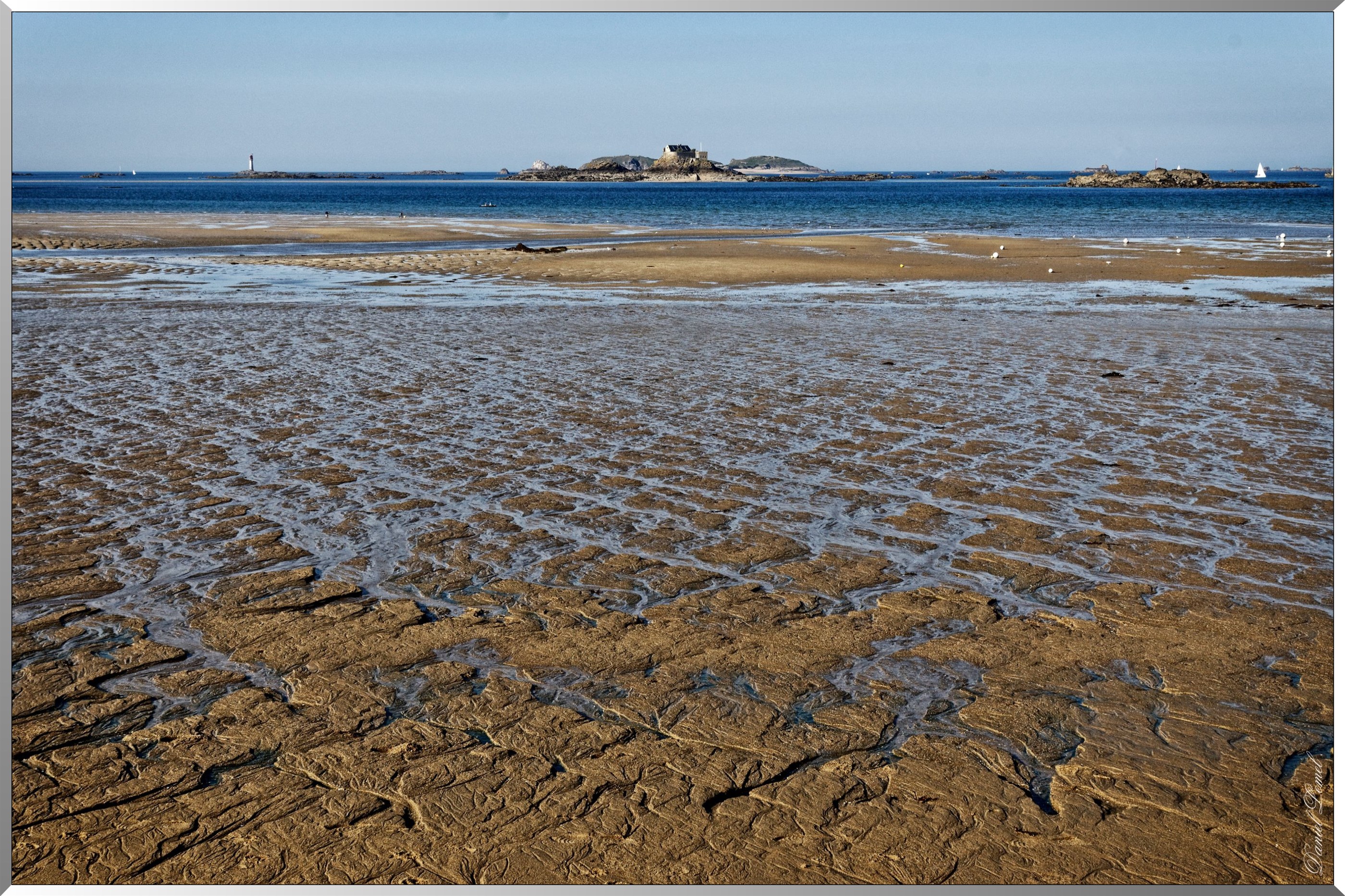 Plage - Au loin l'Ile de Harbou