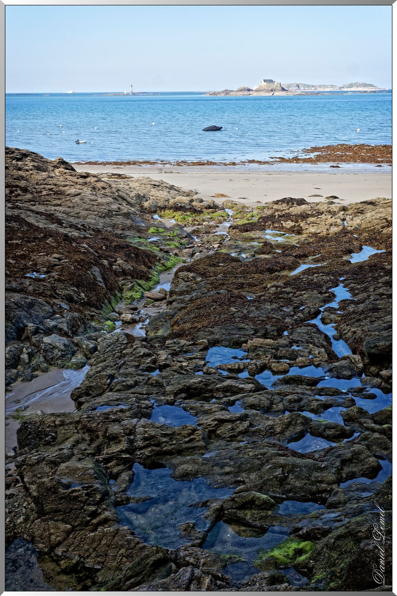 Plage - Au loin l'Ile de Harbou