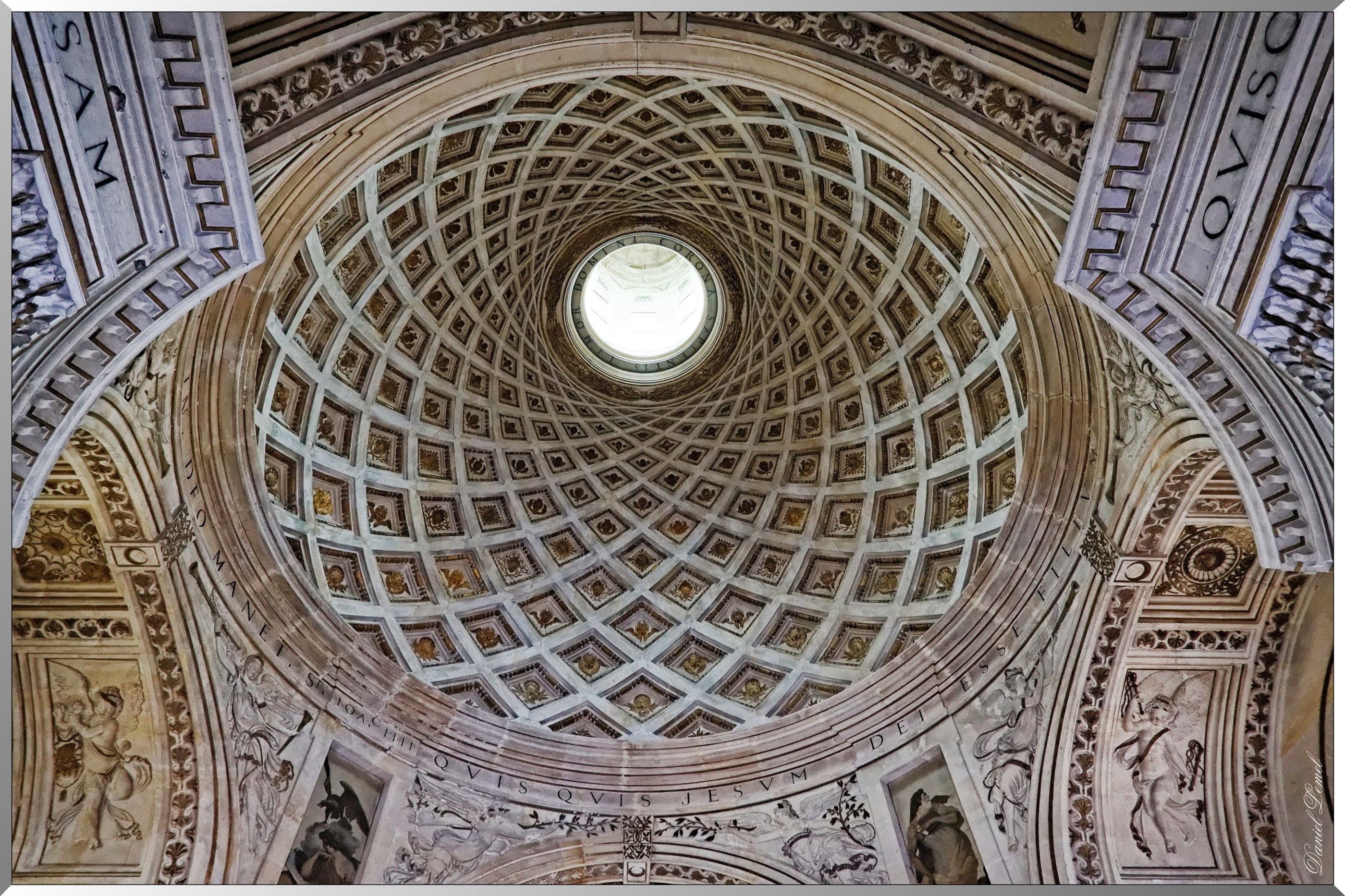 La chapelle intérieure vue vers le  haut