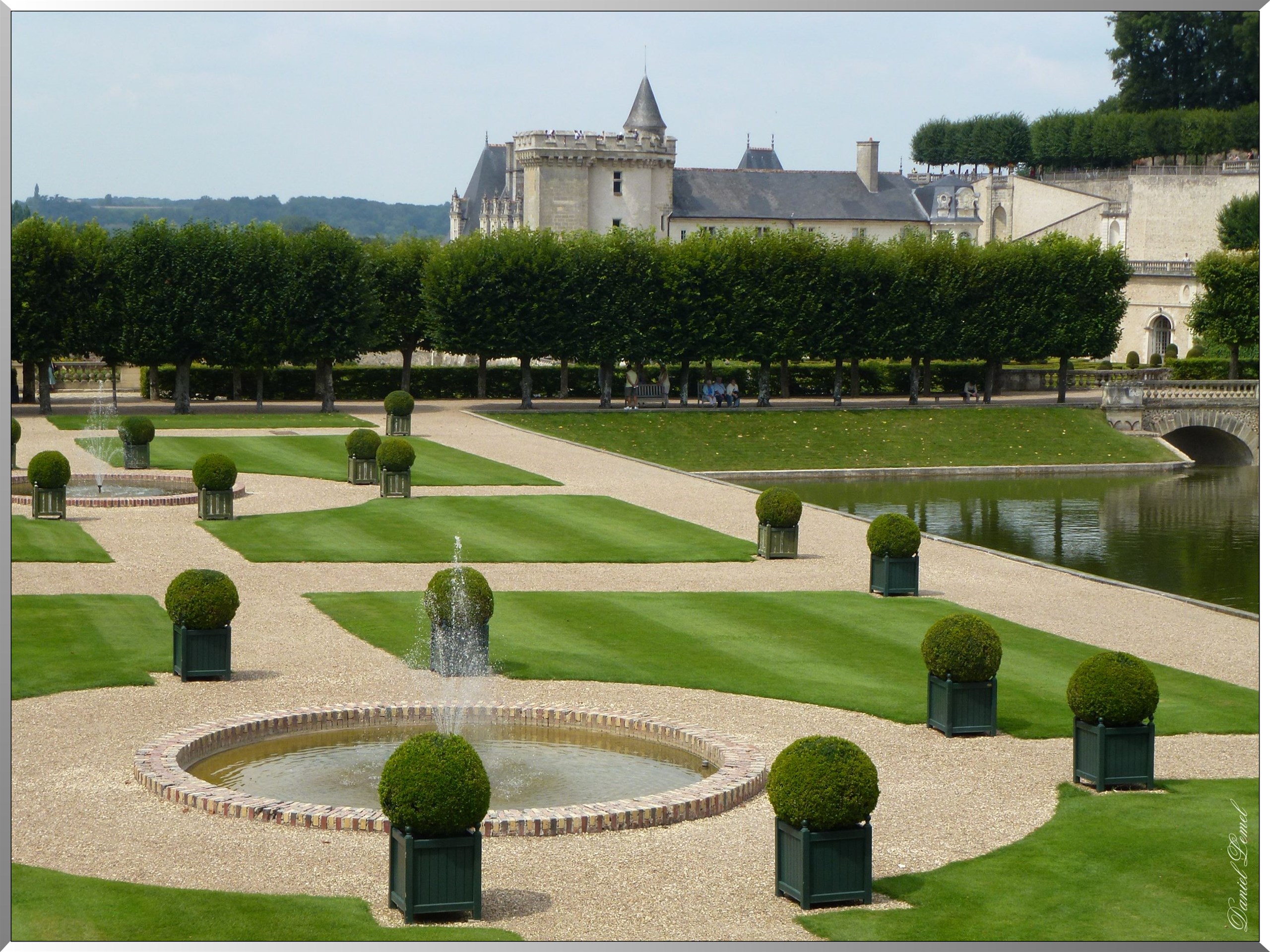 Vue chateau et jardin d eau 1