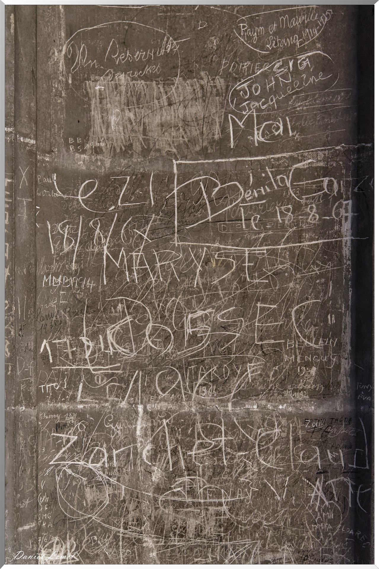 Cathédrale Saint-Étienne de Bourges - Graffitis