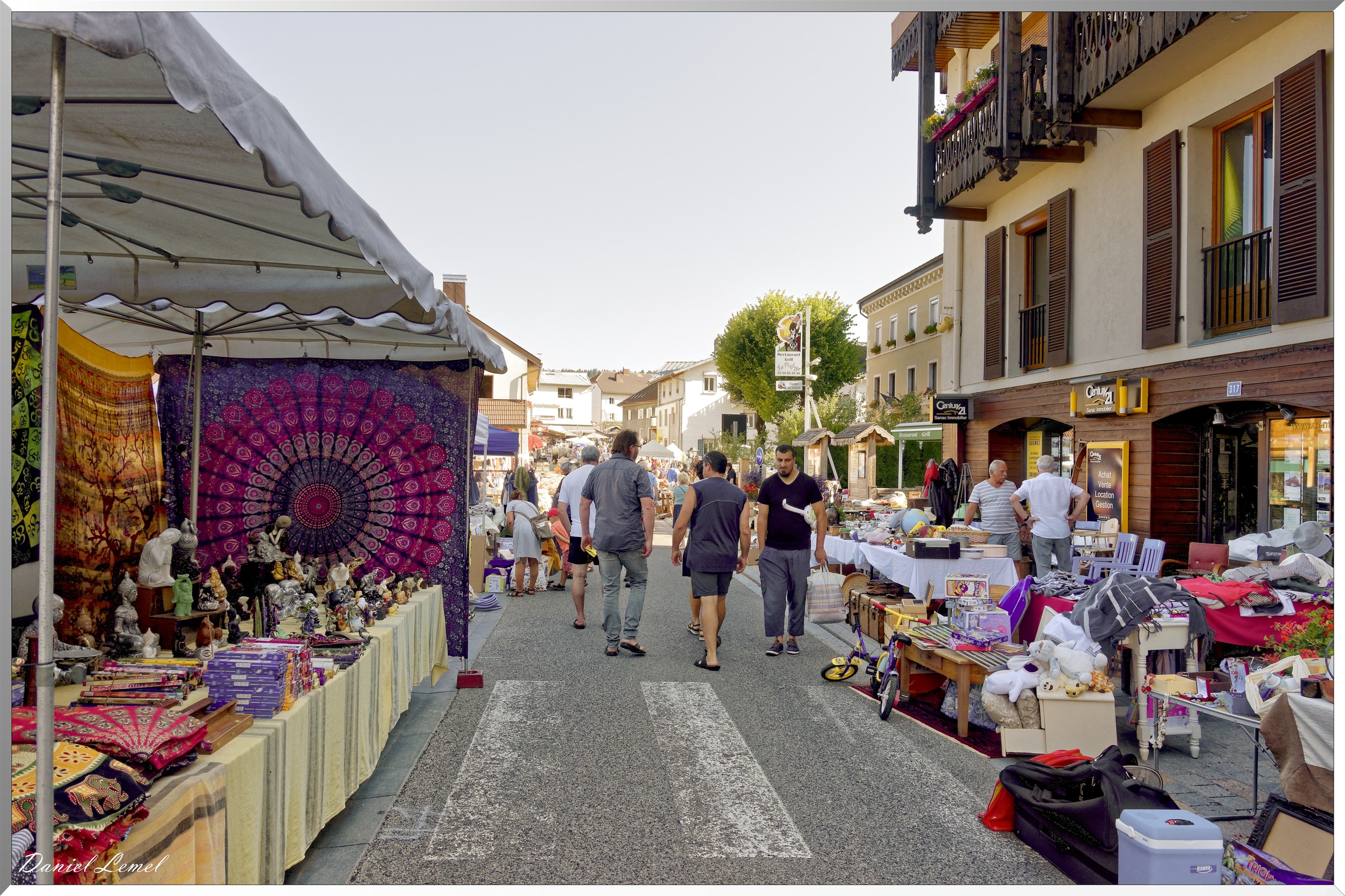Le marché aux puces au mois d' Août