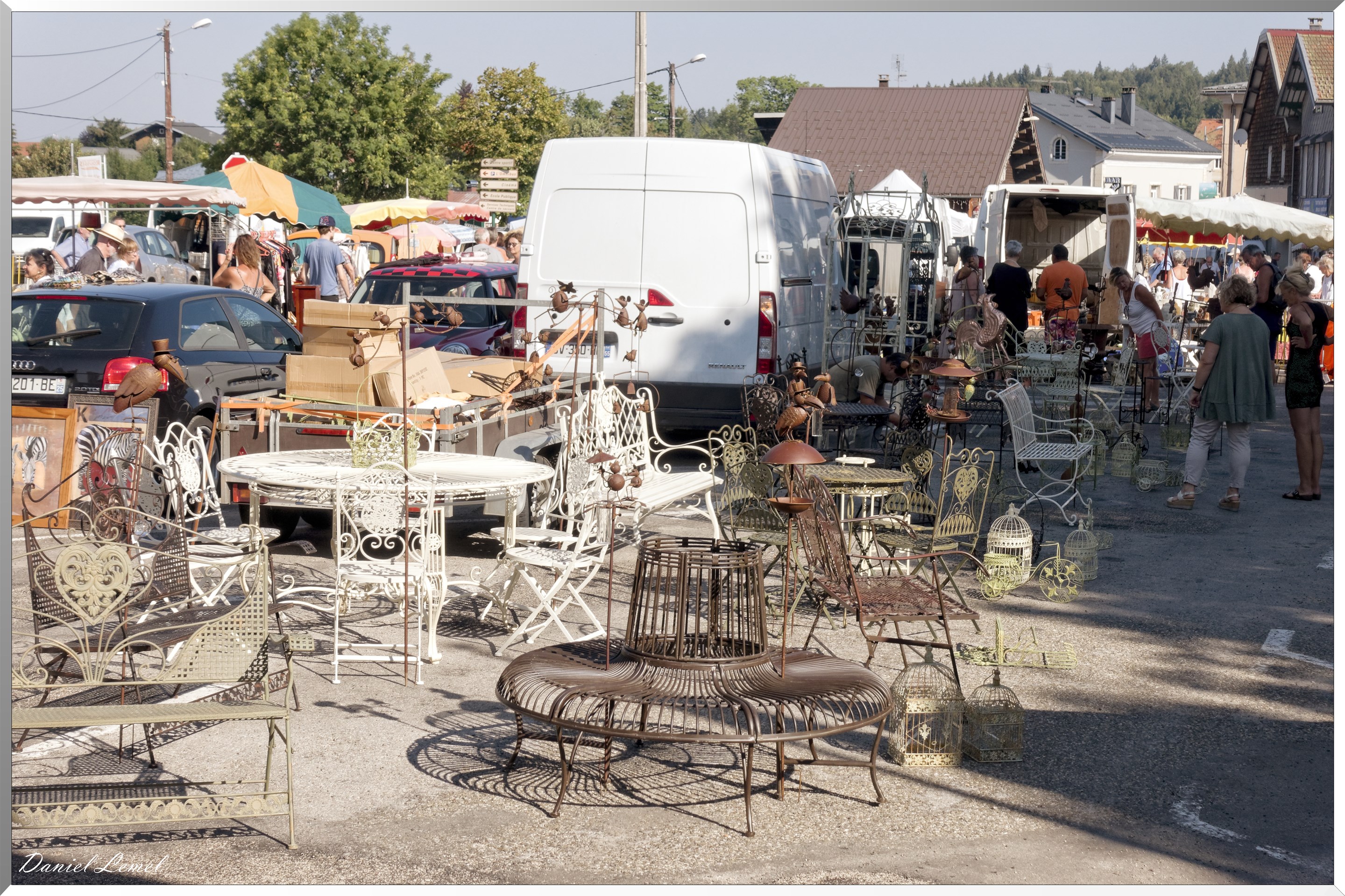 Le marché aux puces au mois d' Août