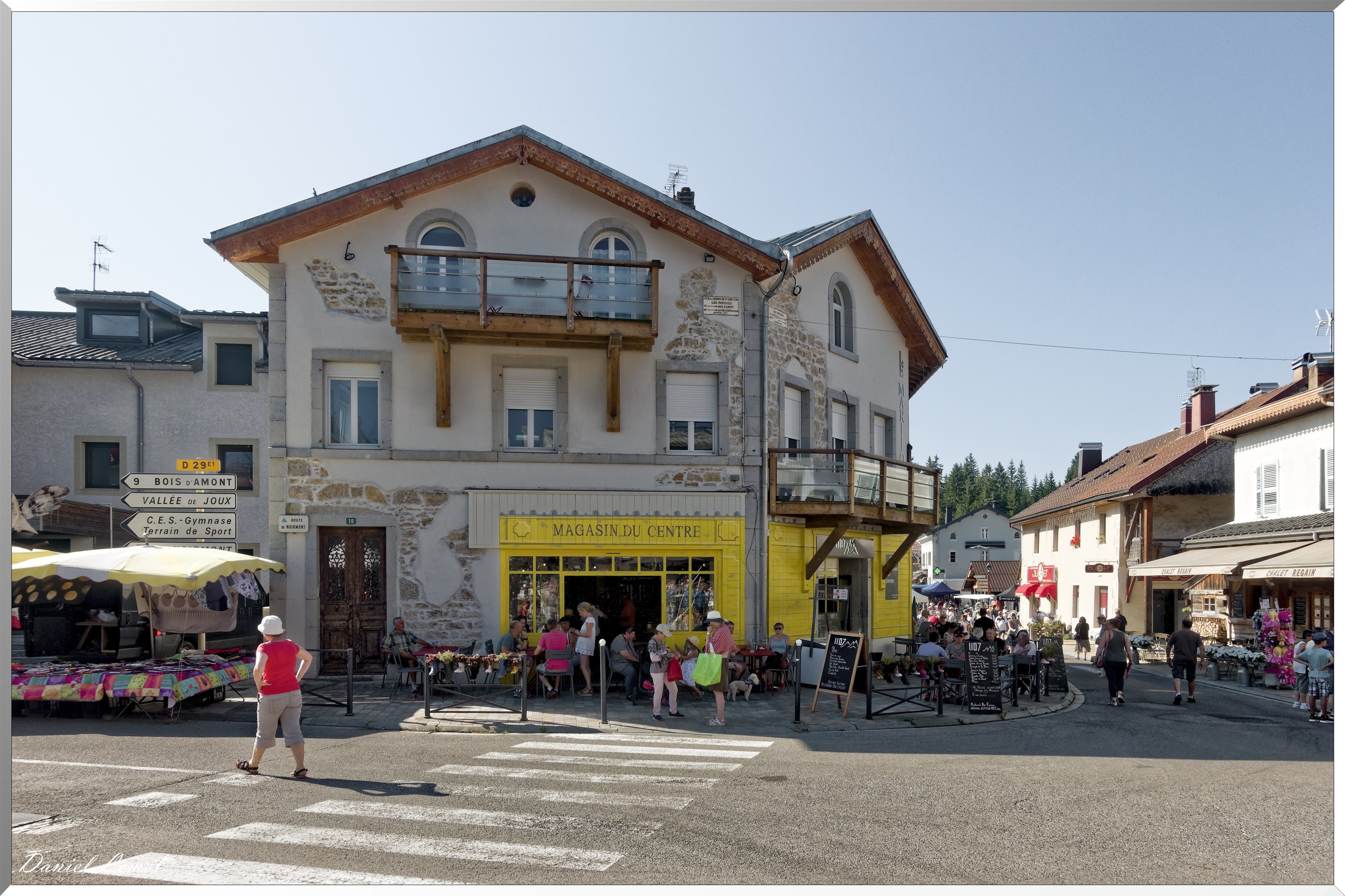 Le marché aux puces au mois d' Août