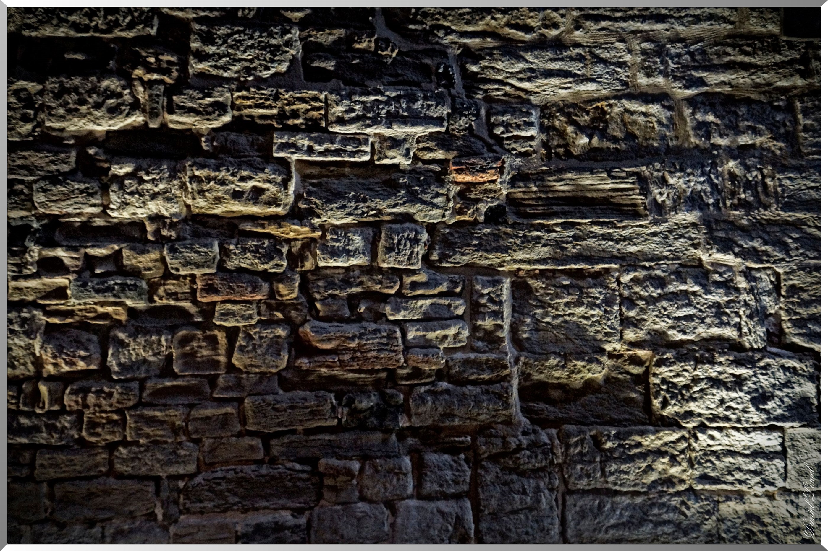 Ancien mur - La salle des poêles