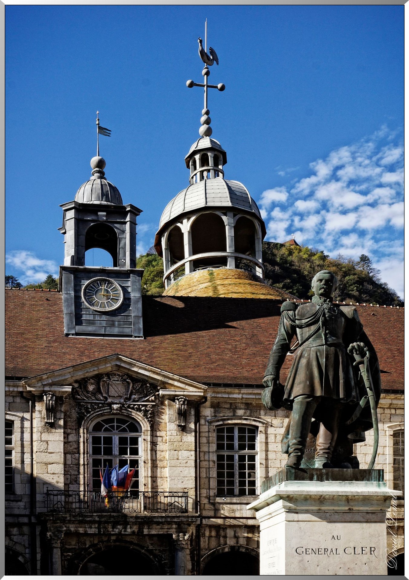 Hôtel de ville et chapelle Notre-Dame-Libératrice.