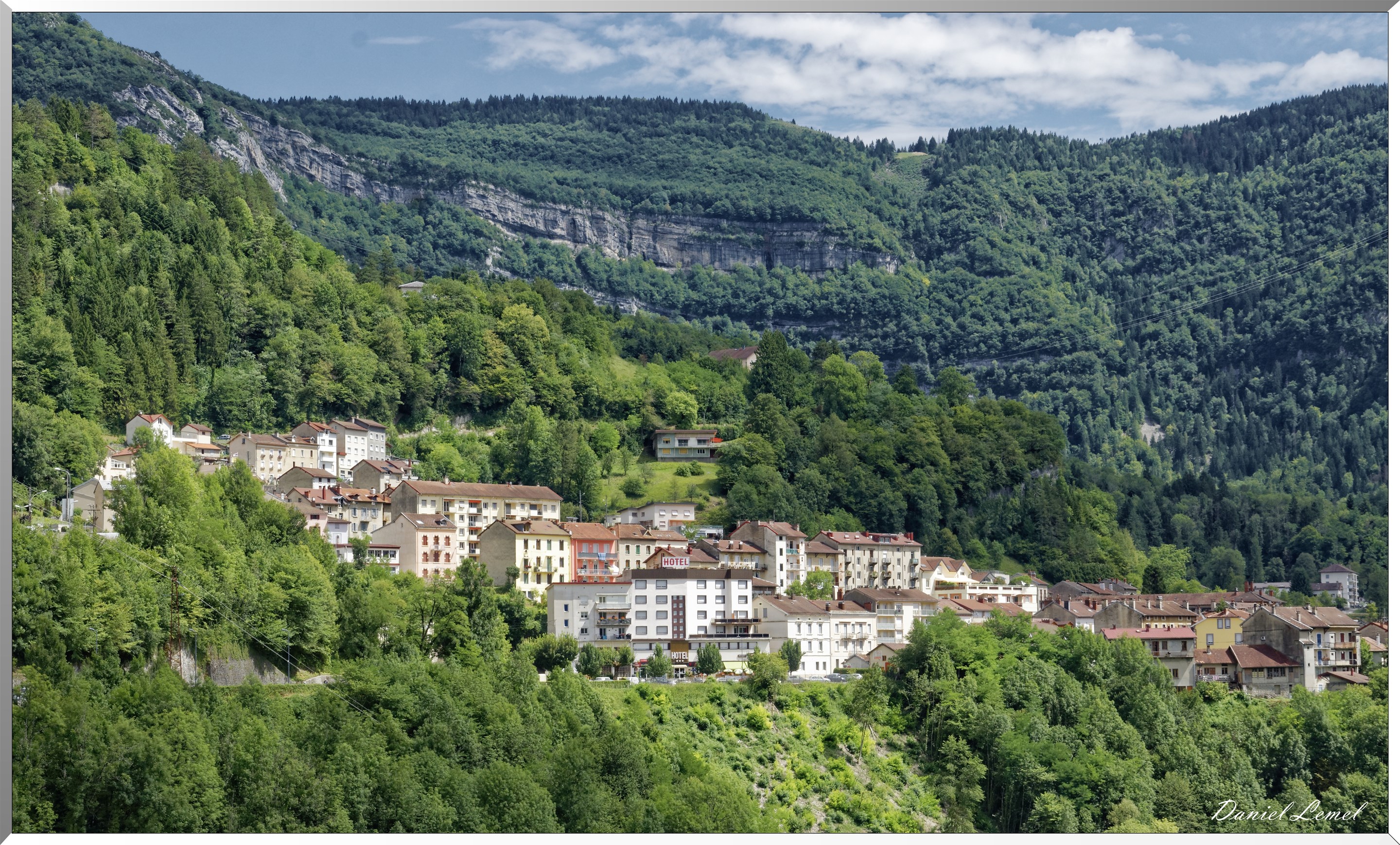 Maisons à flanc de montagne