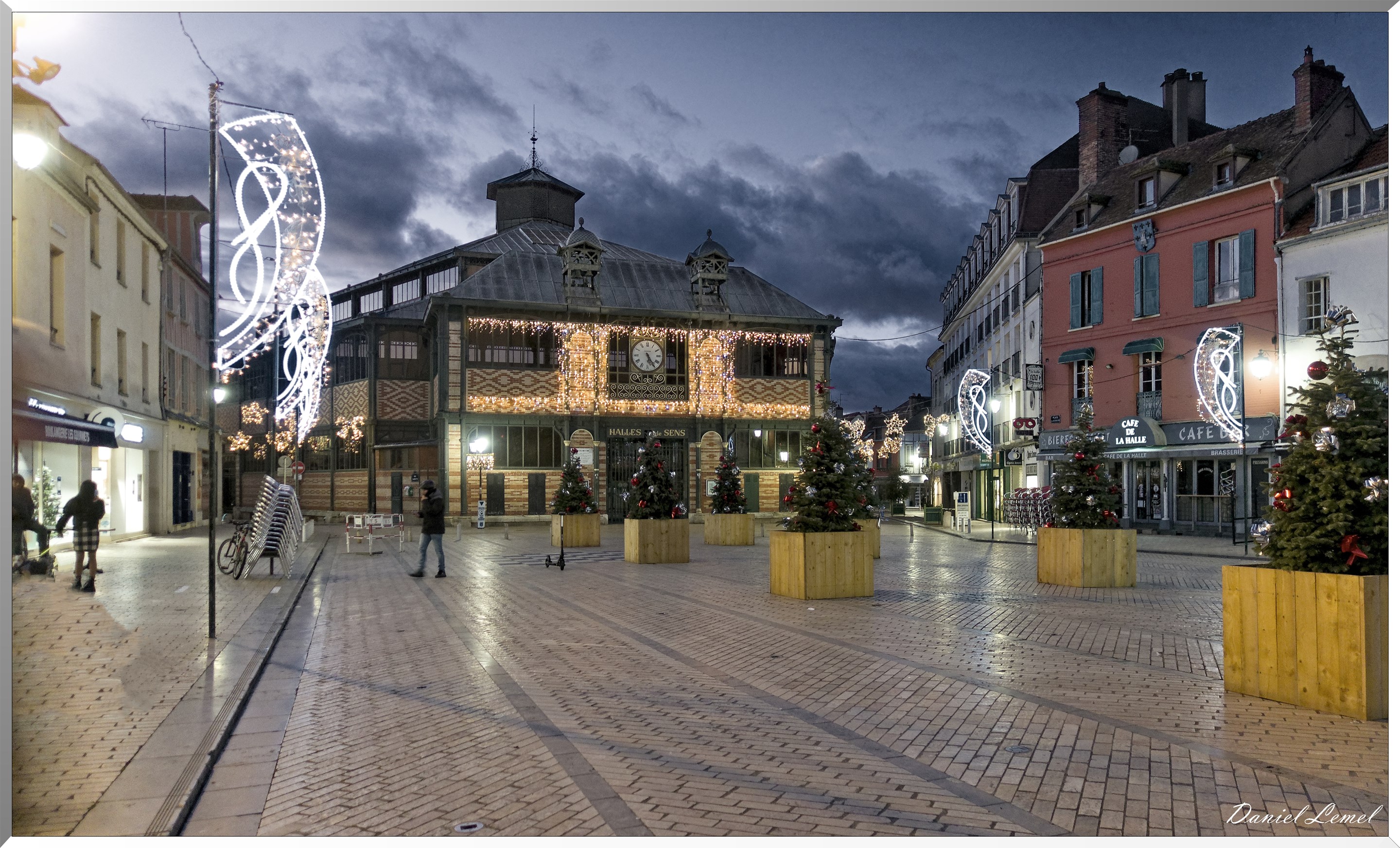 Le marché couvert sur la Place de la République