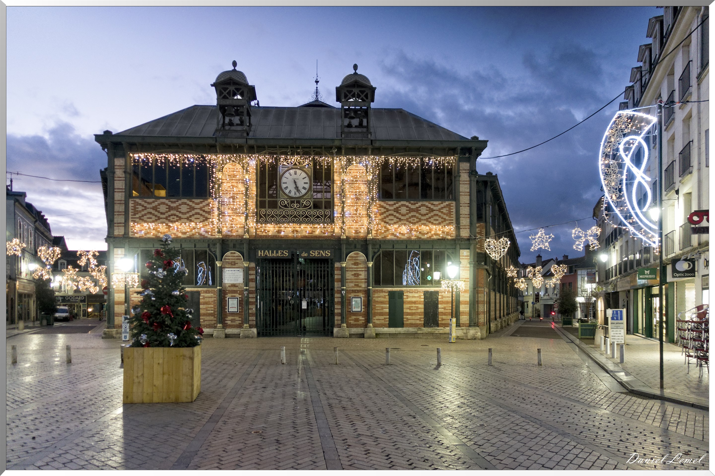 Le marché couvert sur la Place de la République