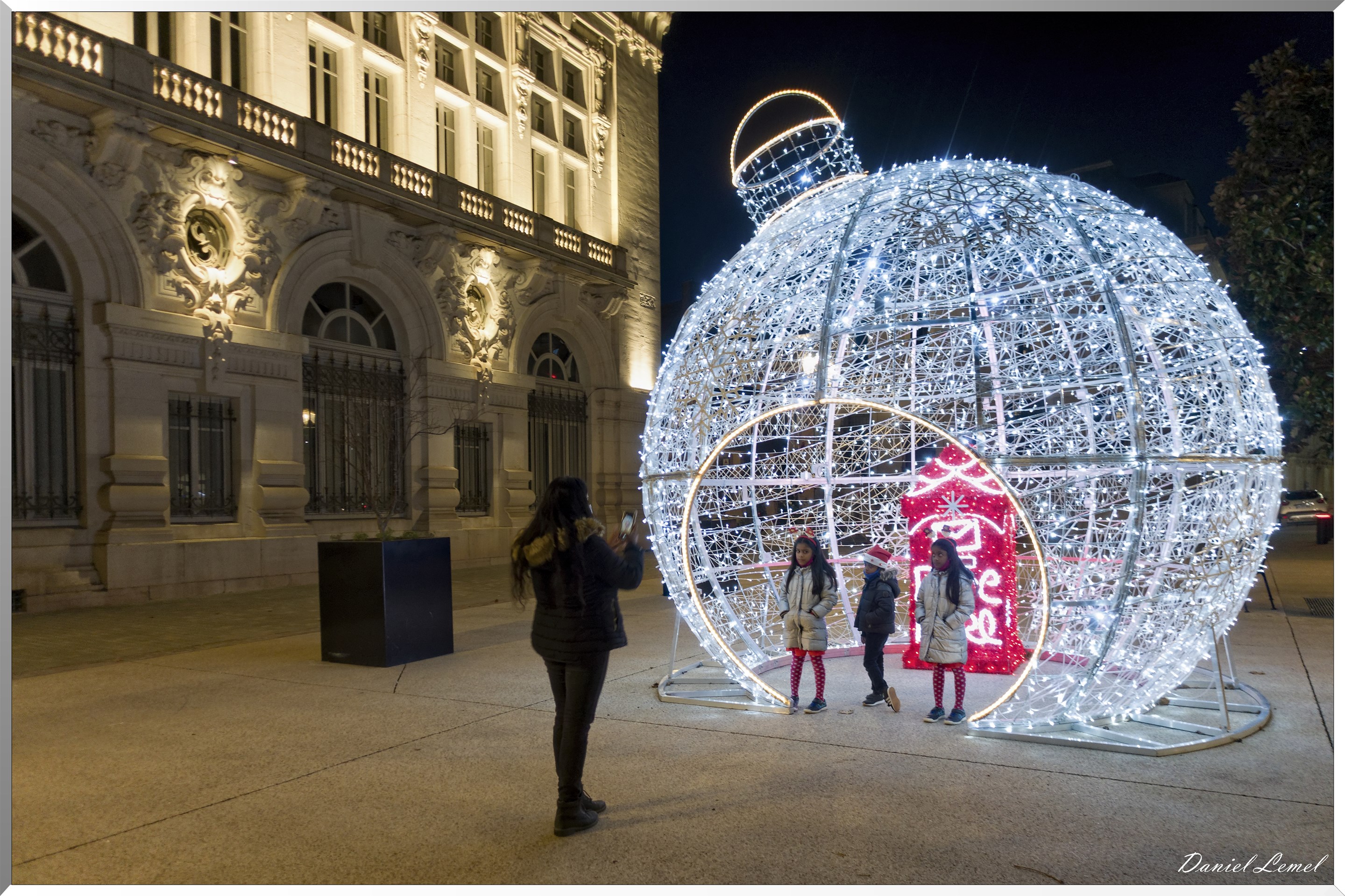 Boule de Noël sur la place de la mairie