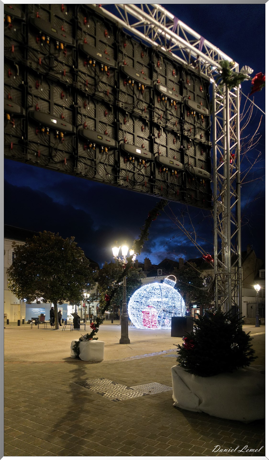 Boule de Noël sur la place de la mairie