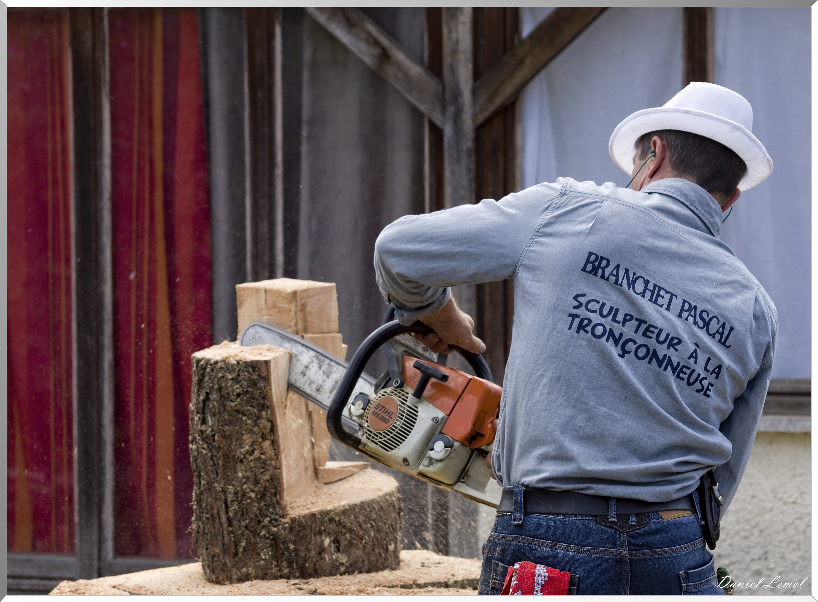 Sculpteur à la tronçonneuse
