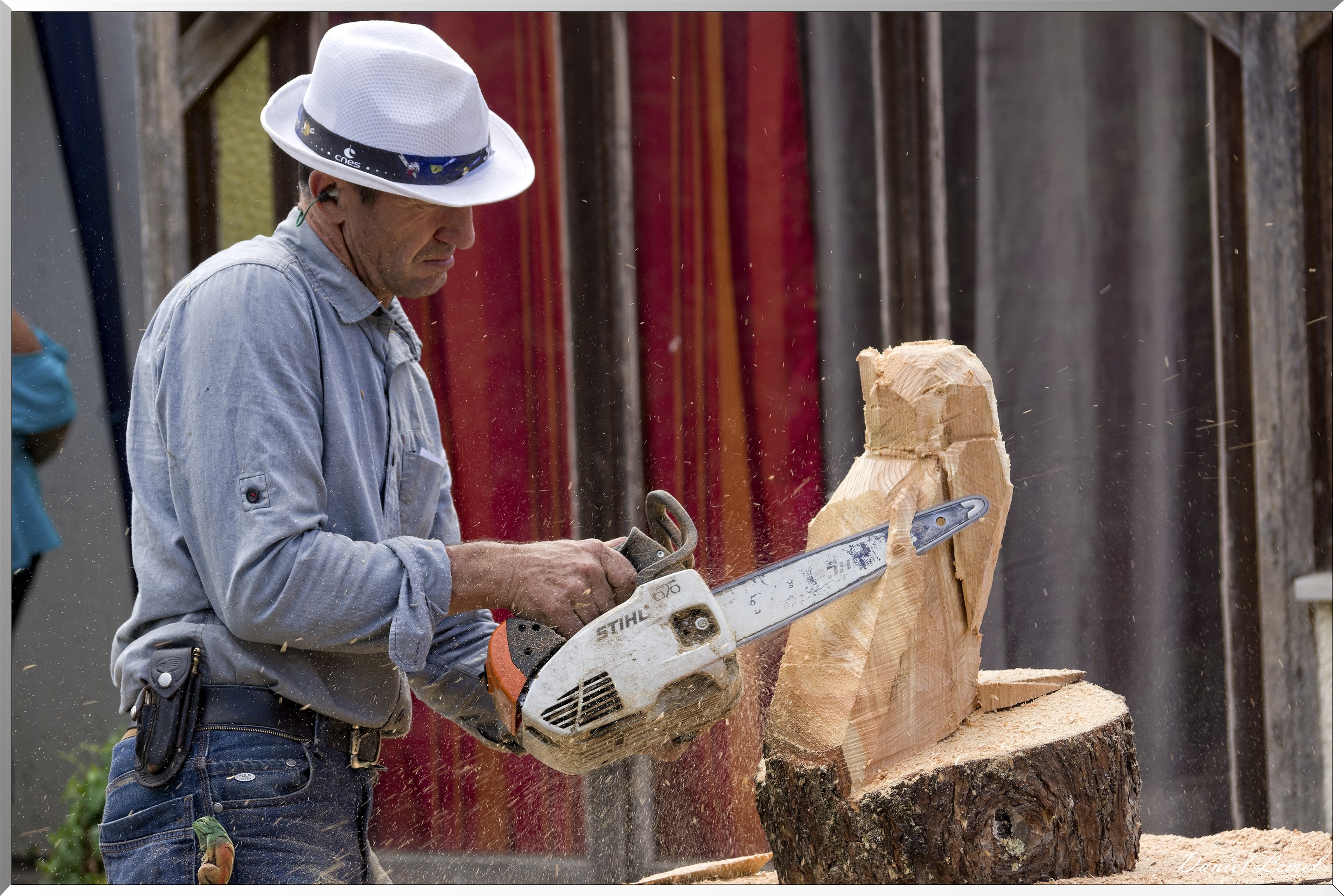 Sculpteur à la tronçonneuse