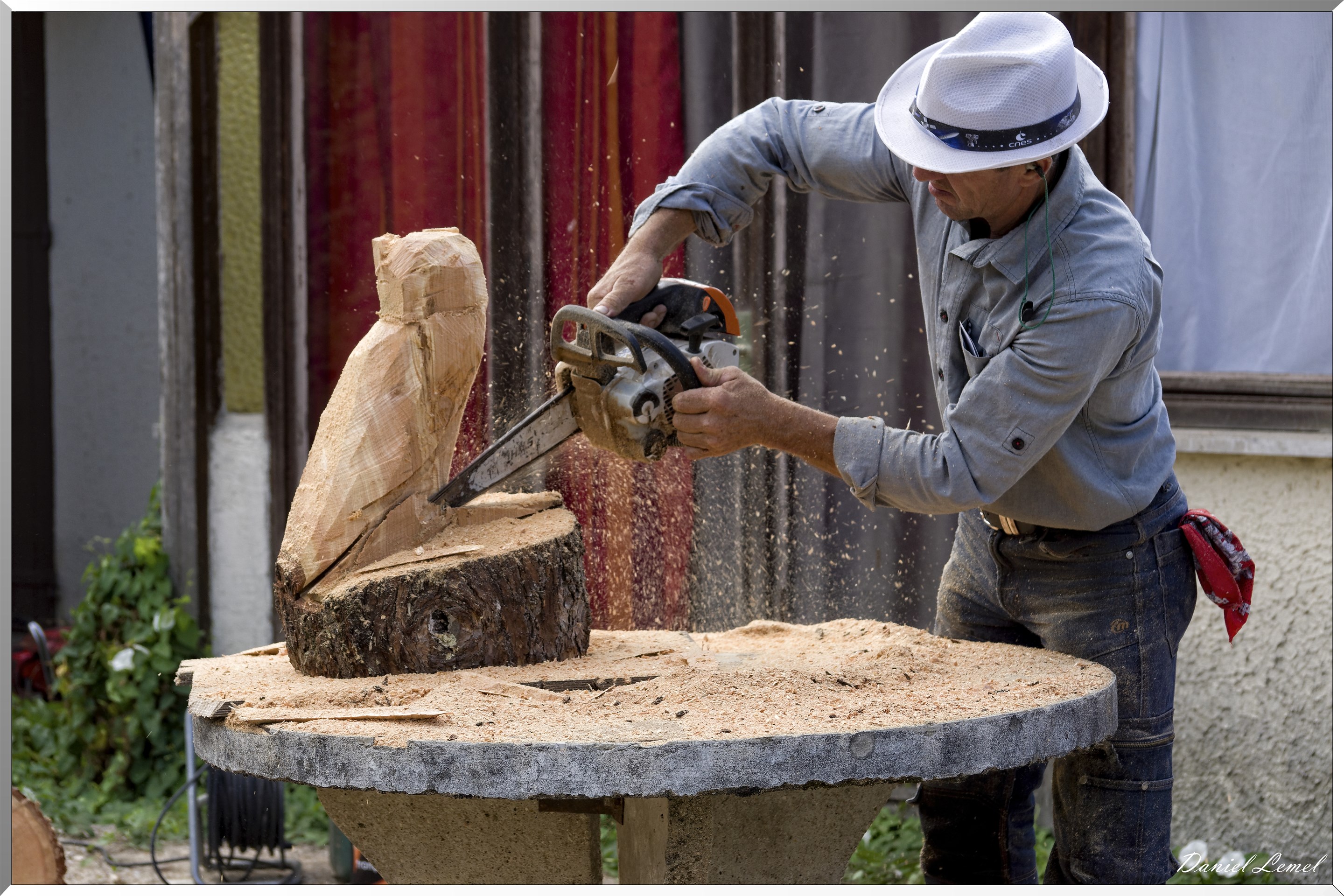 Sculpteur à la tronçonneuse