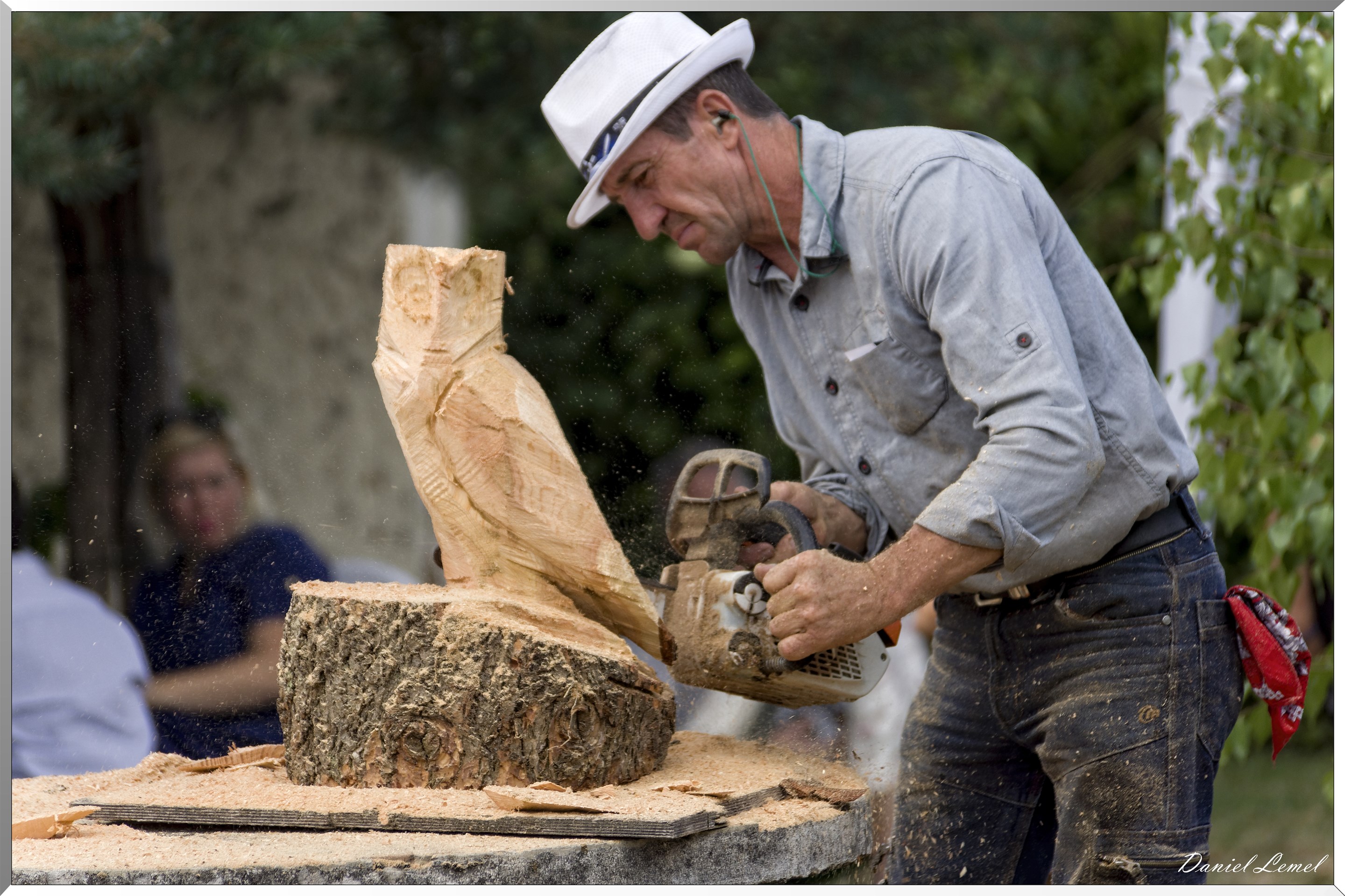 Sculpteur à la tronçonneuse