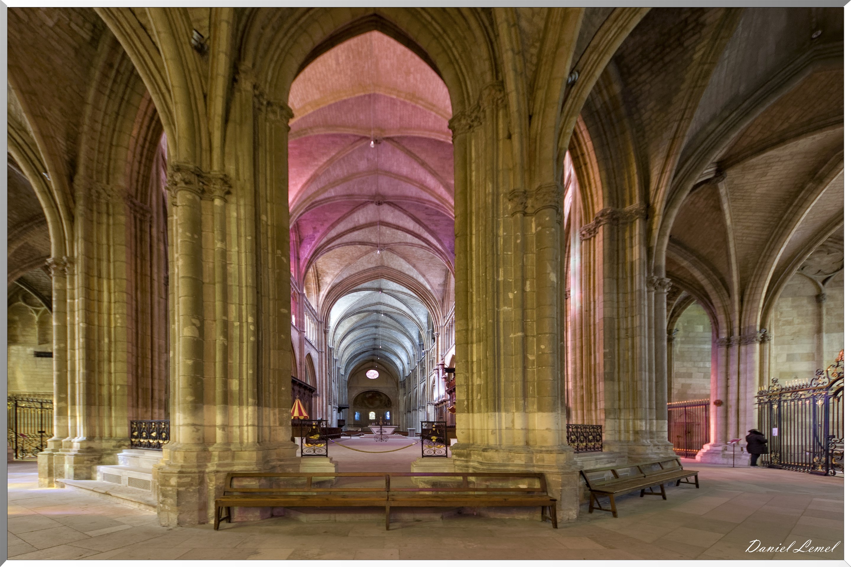 Vue intérieure de la nef et du chœur gothique