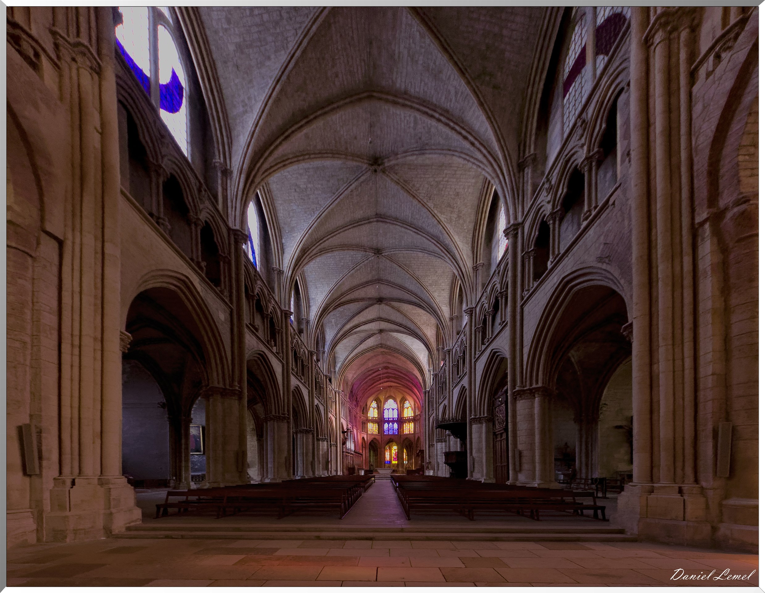 Vue intérieure de la nef et du chœur gothique
