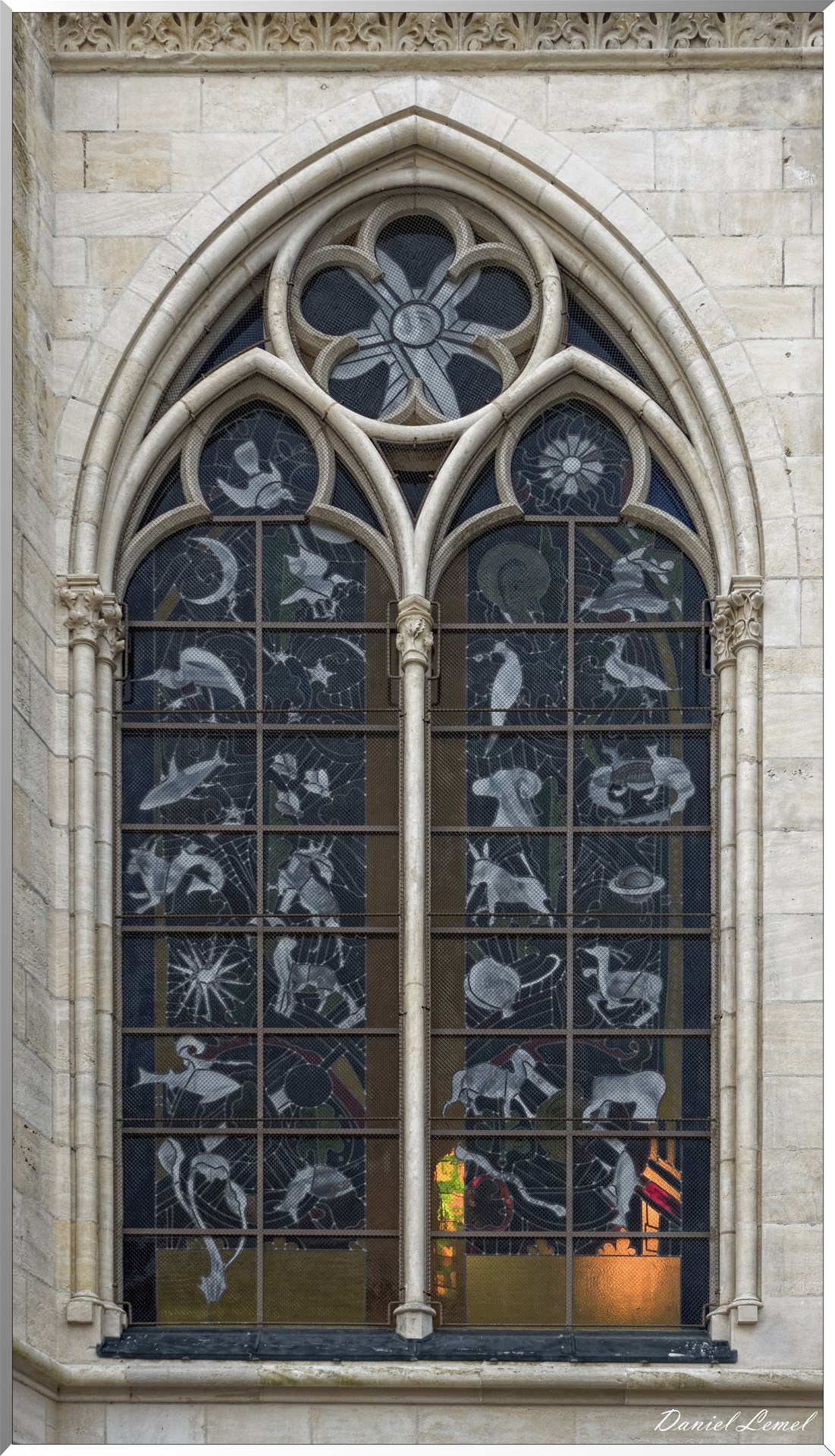 Vitraux contemporains vue de l'extérieur