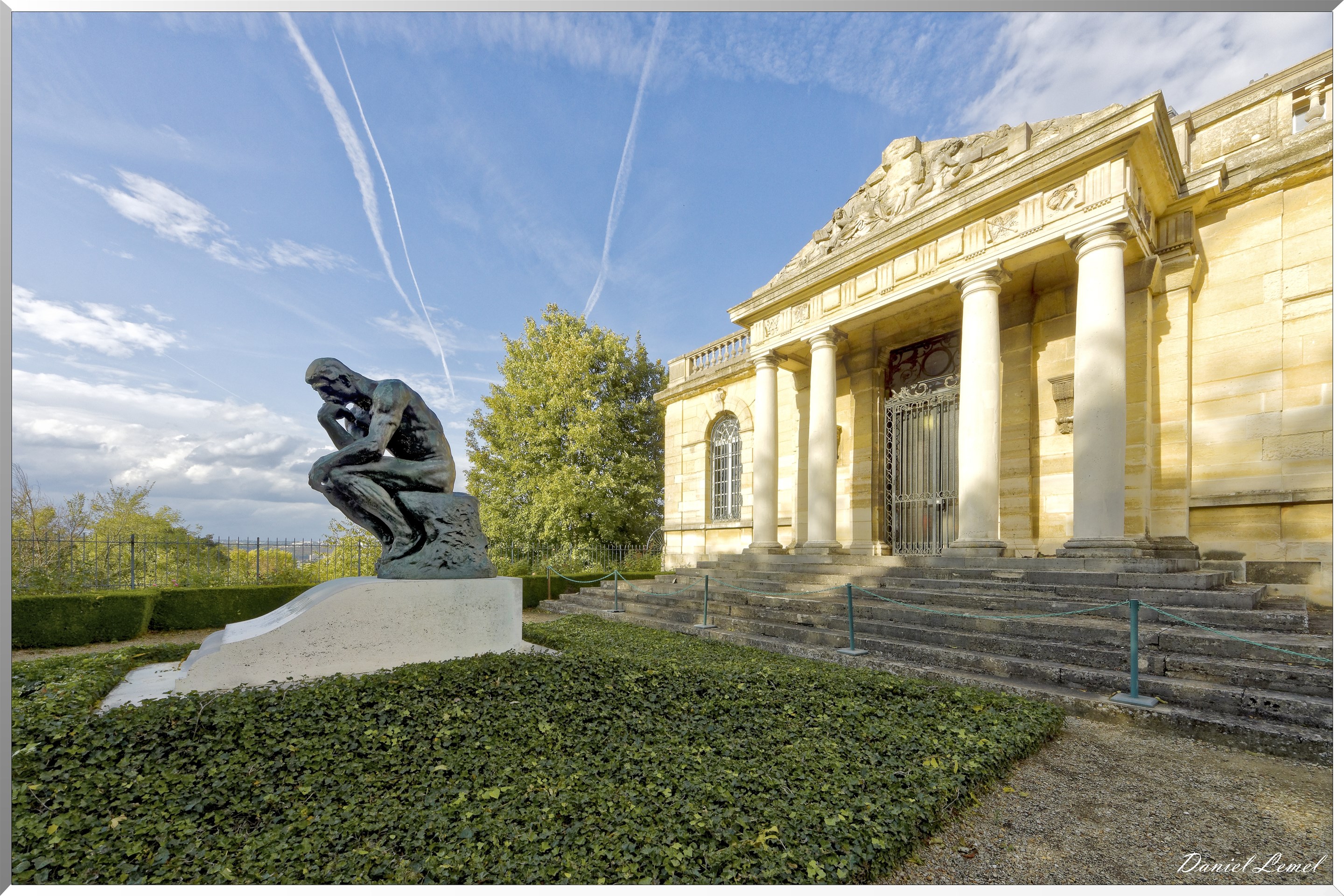 Le Penseur devant la façade du château d'Issy