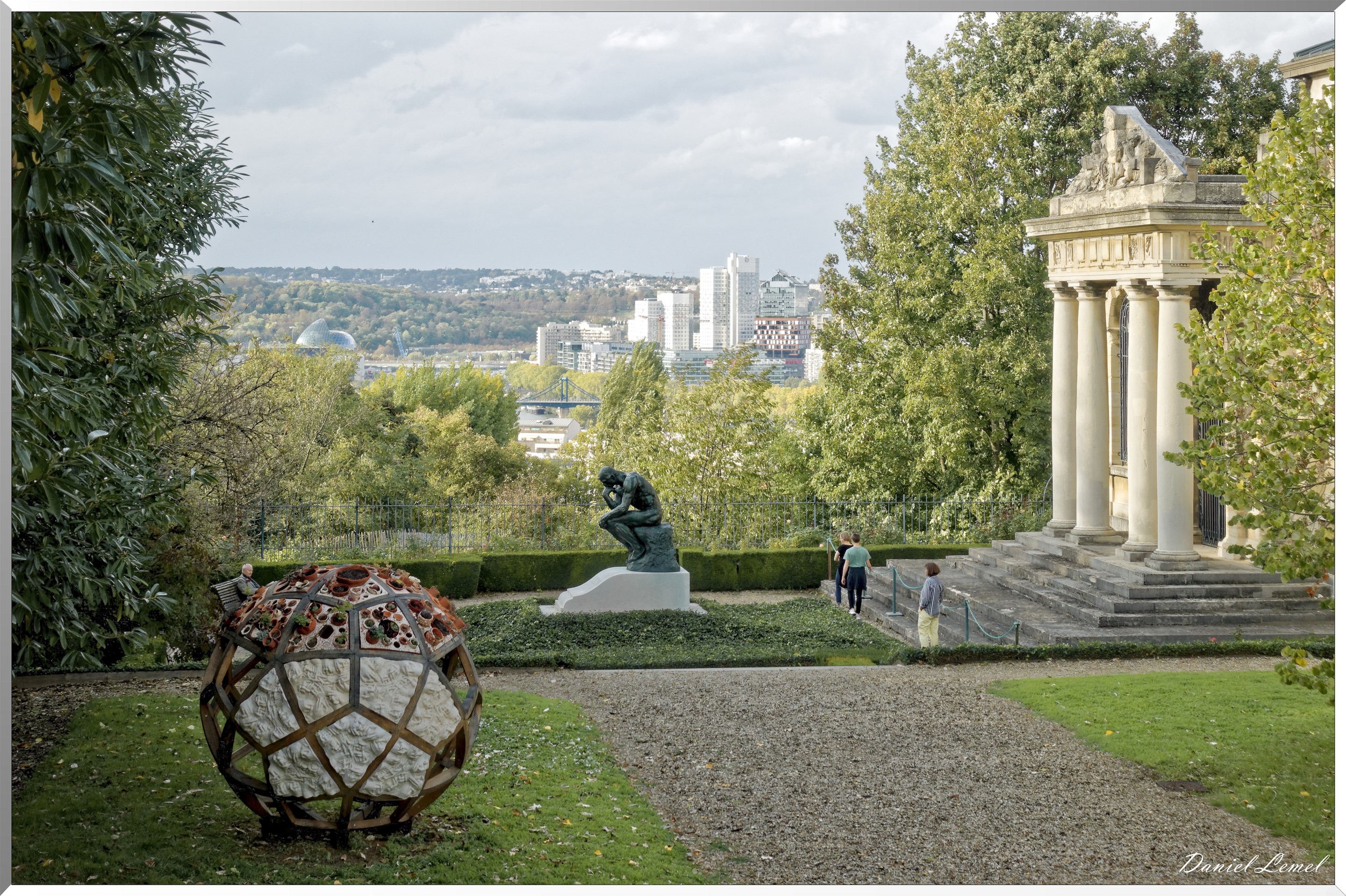 Façade du château d'Issy et tombe Auguste Rodin et son épouse Rose Beuret