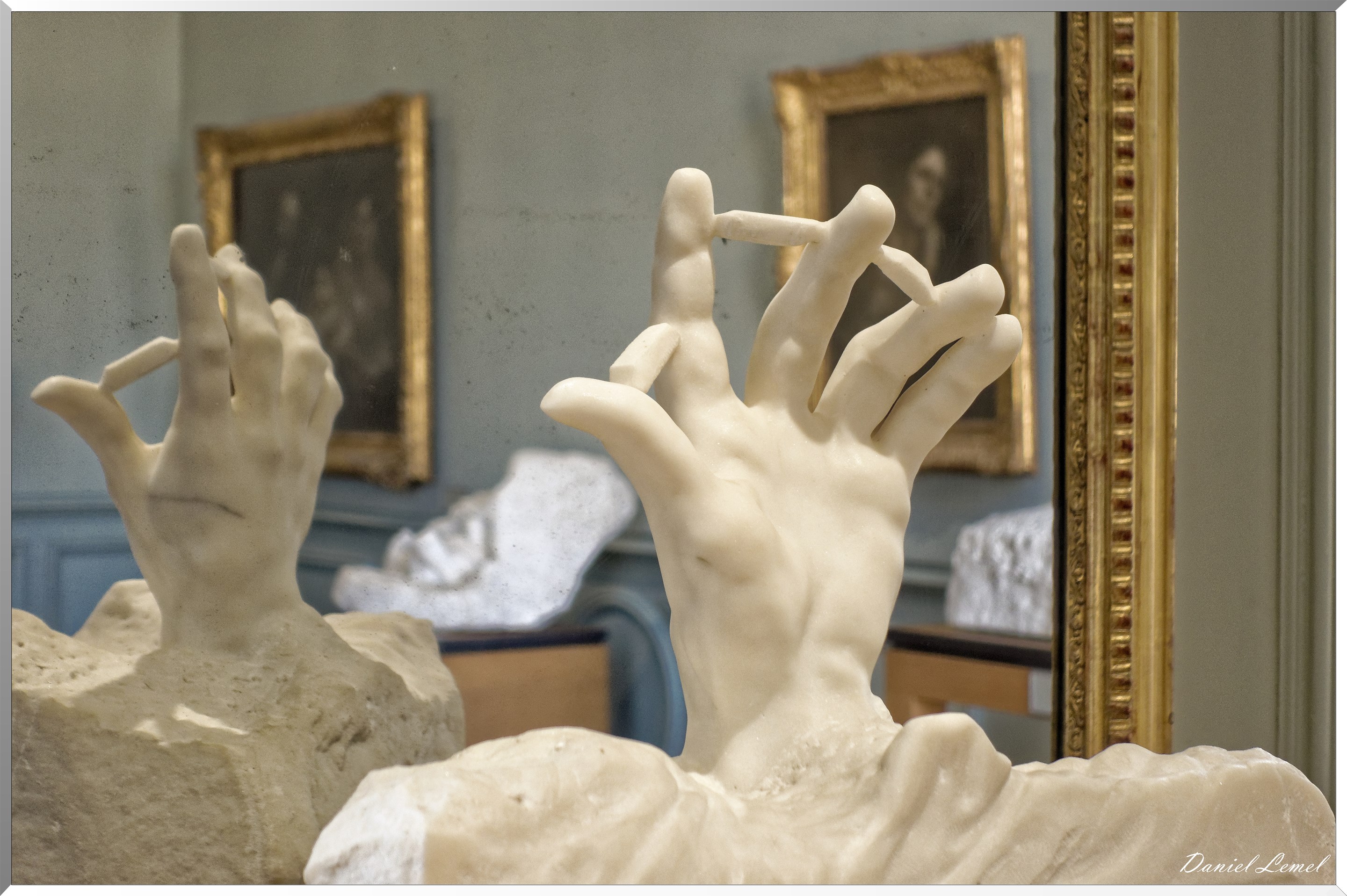 Main sortant de la tombe