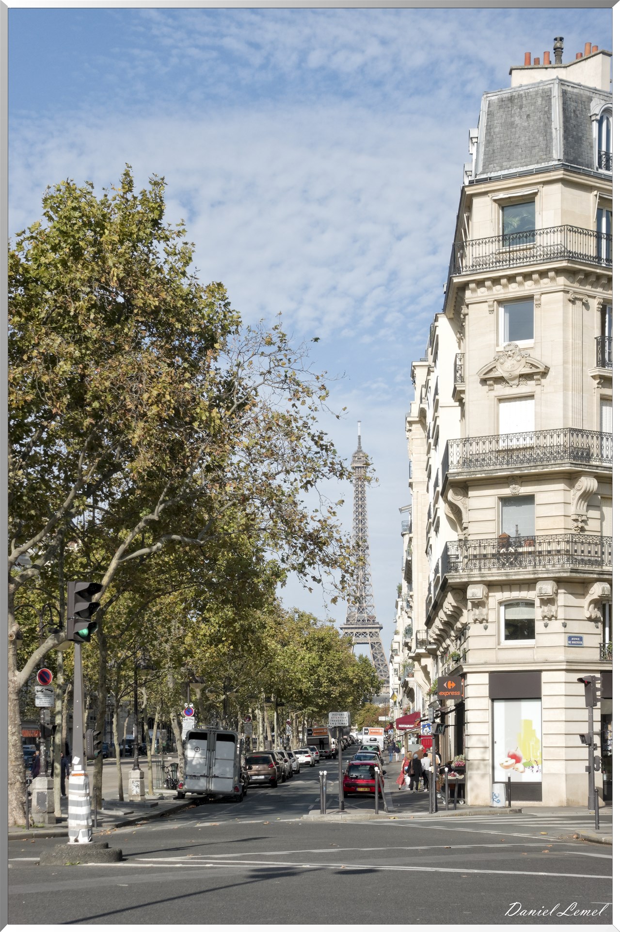 Tour Eiffel - vue de la Place de Breteuil