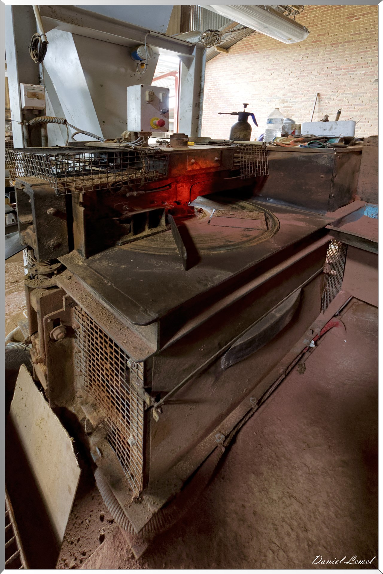 Machine servant à fabriquer les briques