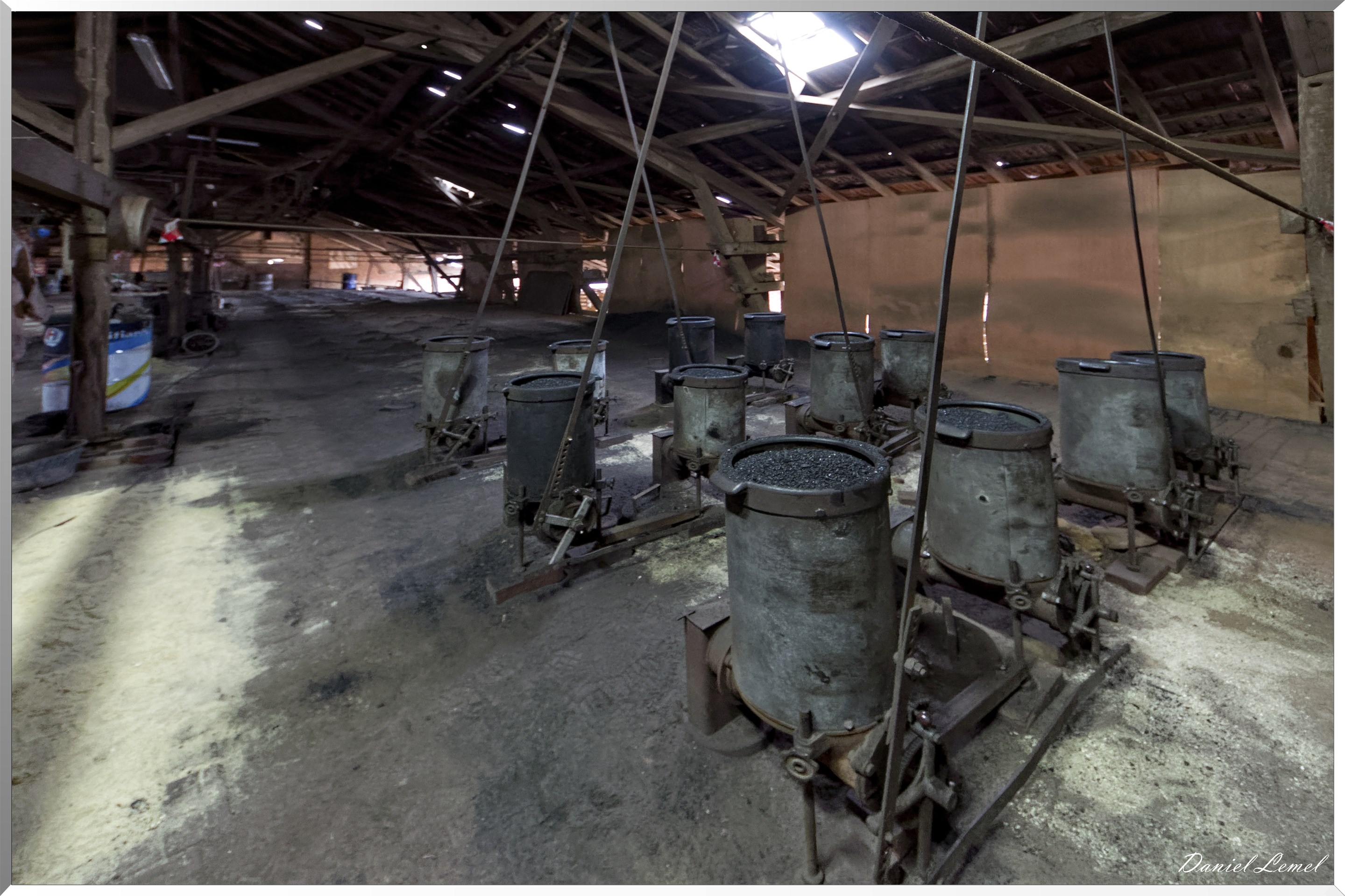 Distributeurs de charbon au dessus de la partie en cours de cuisson