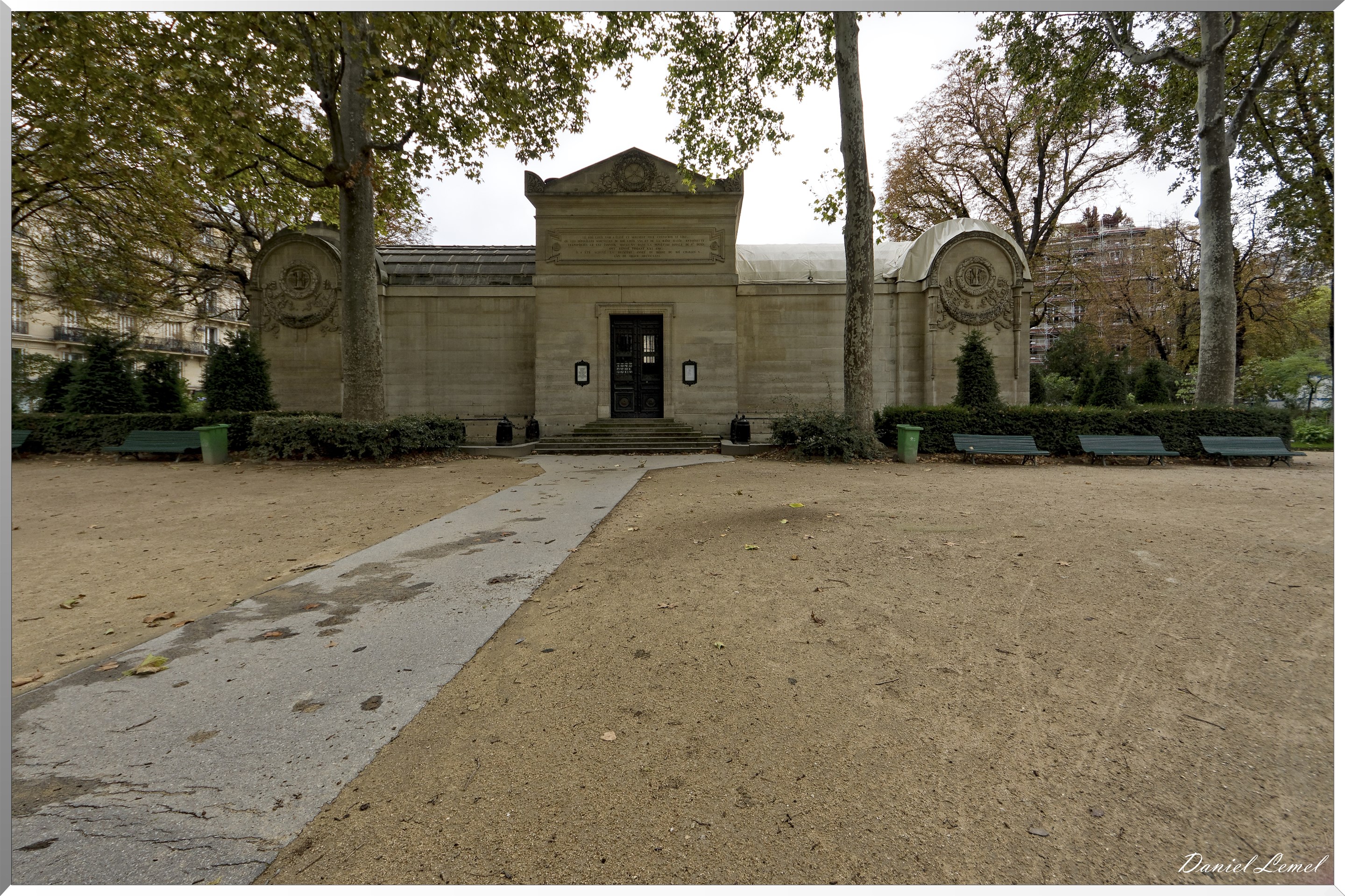 Jardin et façade orientale de la chapelle expiatoire