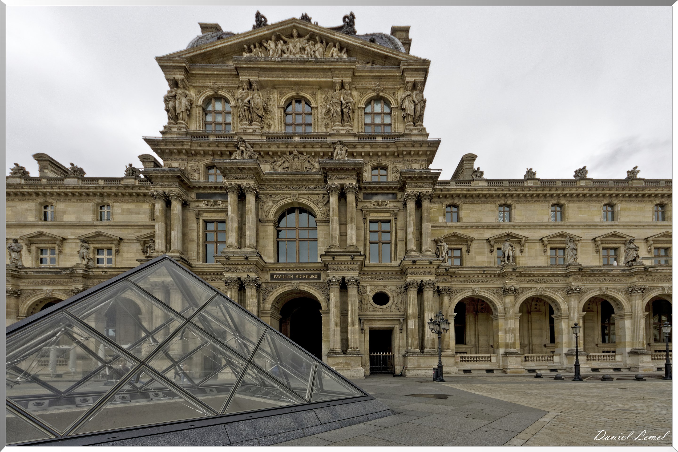 Pyramide du Louvre