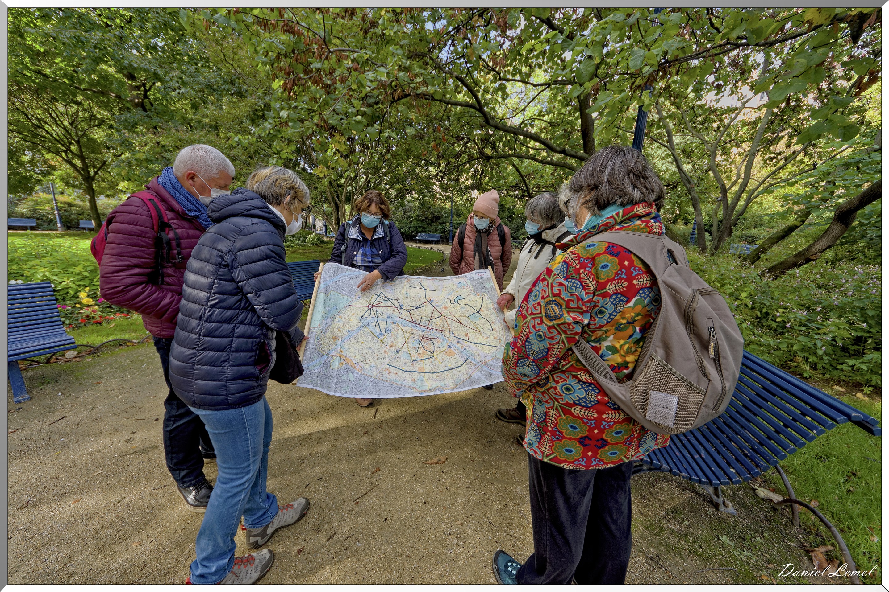Debriefing dans le square de la Tour Saint-Jacques
