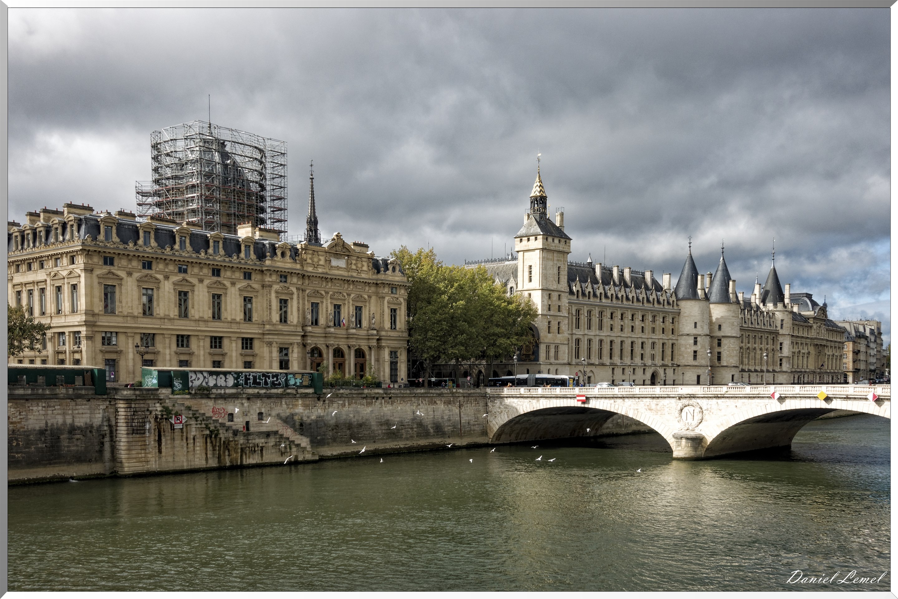 Le Pont au Change et la Conciergerie